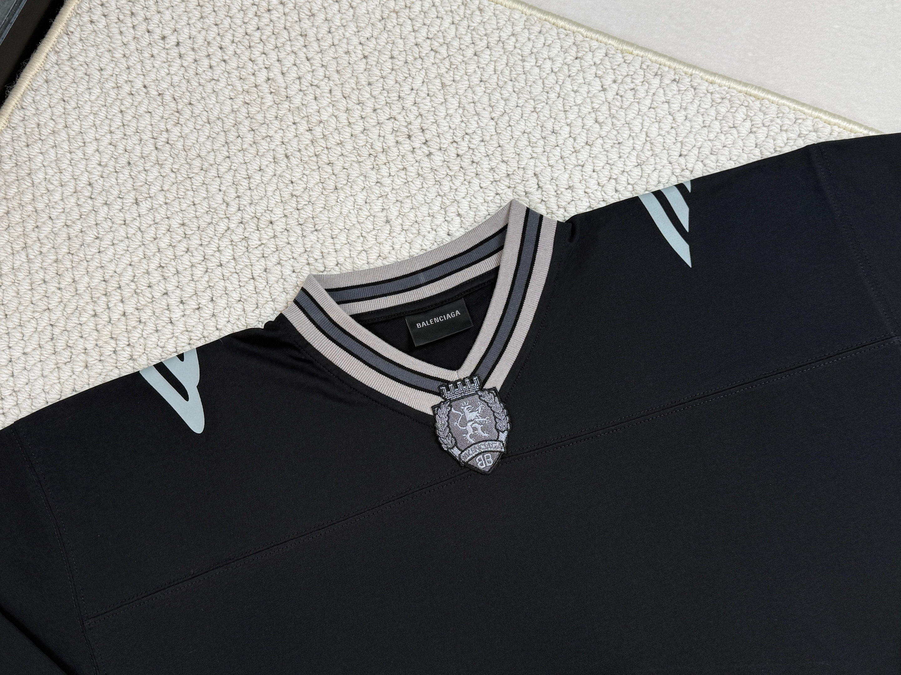 Balenciaga 巴黎世家 FW25 FOOTBALL 3B  V领  T恤 长袖 速干 足球衣  宽松 男款A5 黑色  857085TTVQ61066