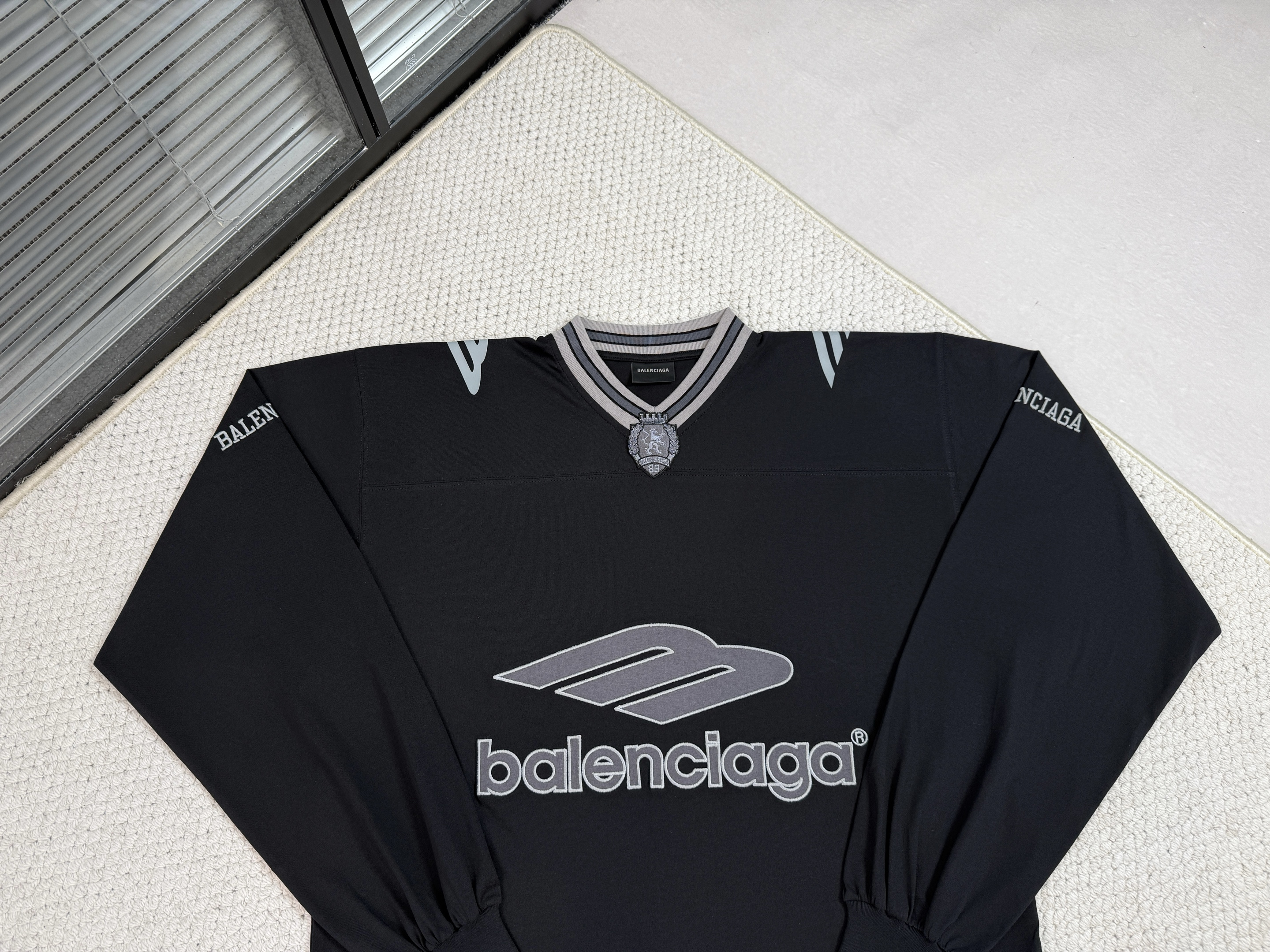 Balenciaga 巴黎世家 FW25 FOOTBALL 3B  V领  T恤 长袖 速干 足球衣  宽松 男款A5 黑色  857085TTVQ61066