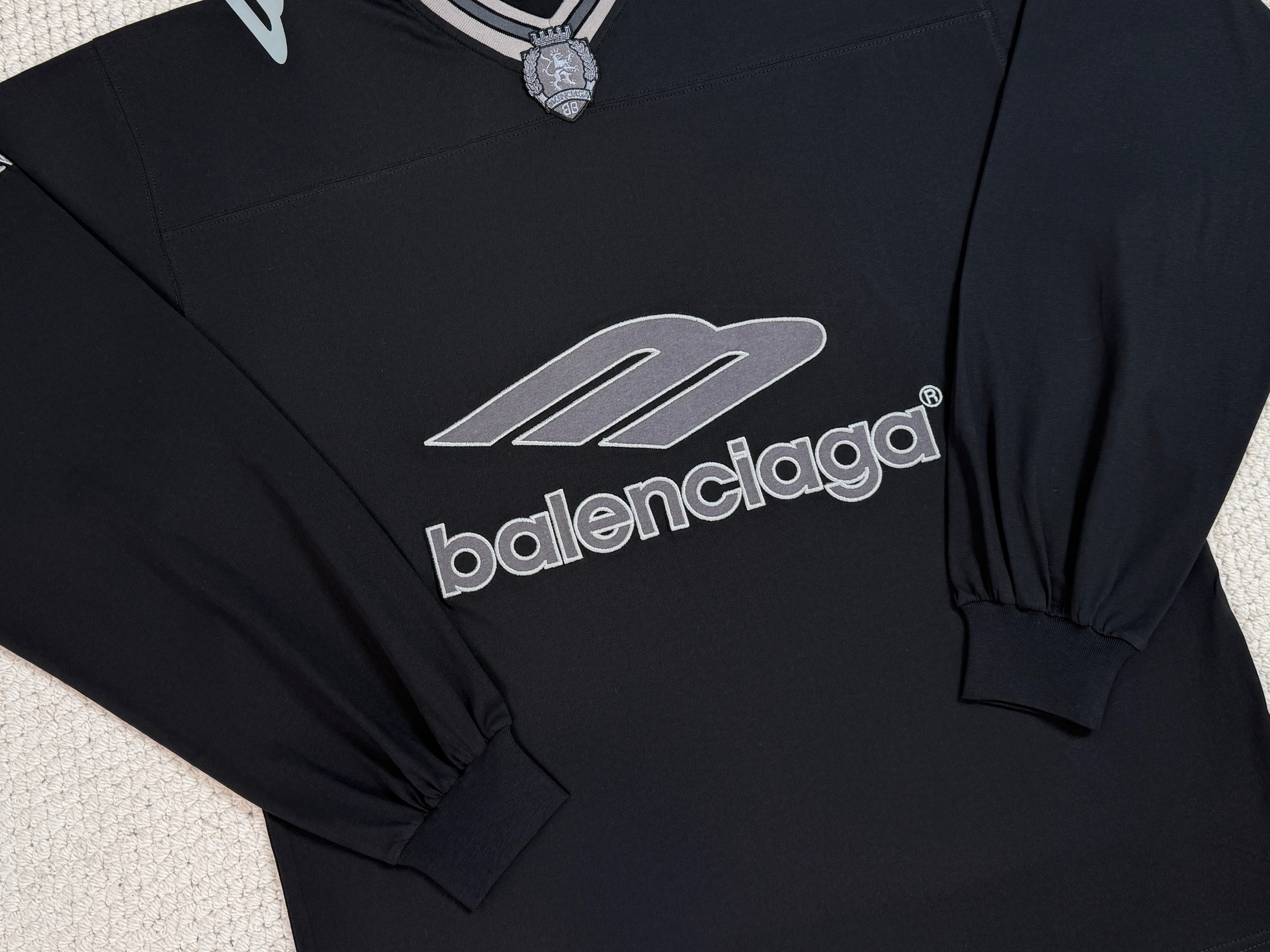 Balenciaga 巴黎世家 FW25 FOOTBALL 3B  V领  T恤 长袖 速干 足球衣  宽松 男款A5 黑色  857085TTVQ61066