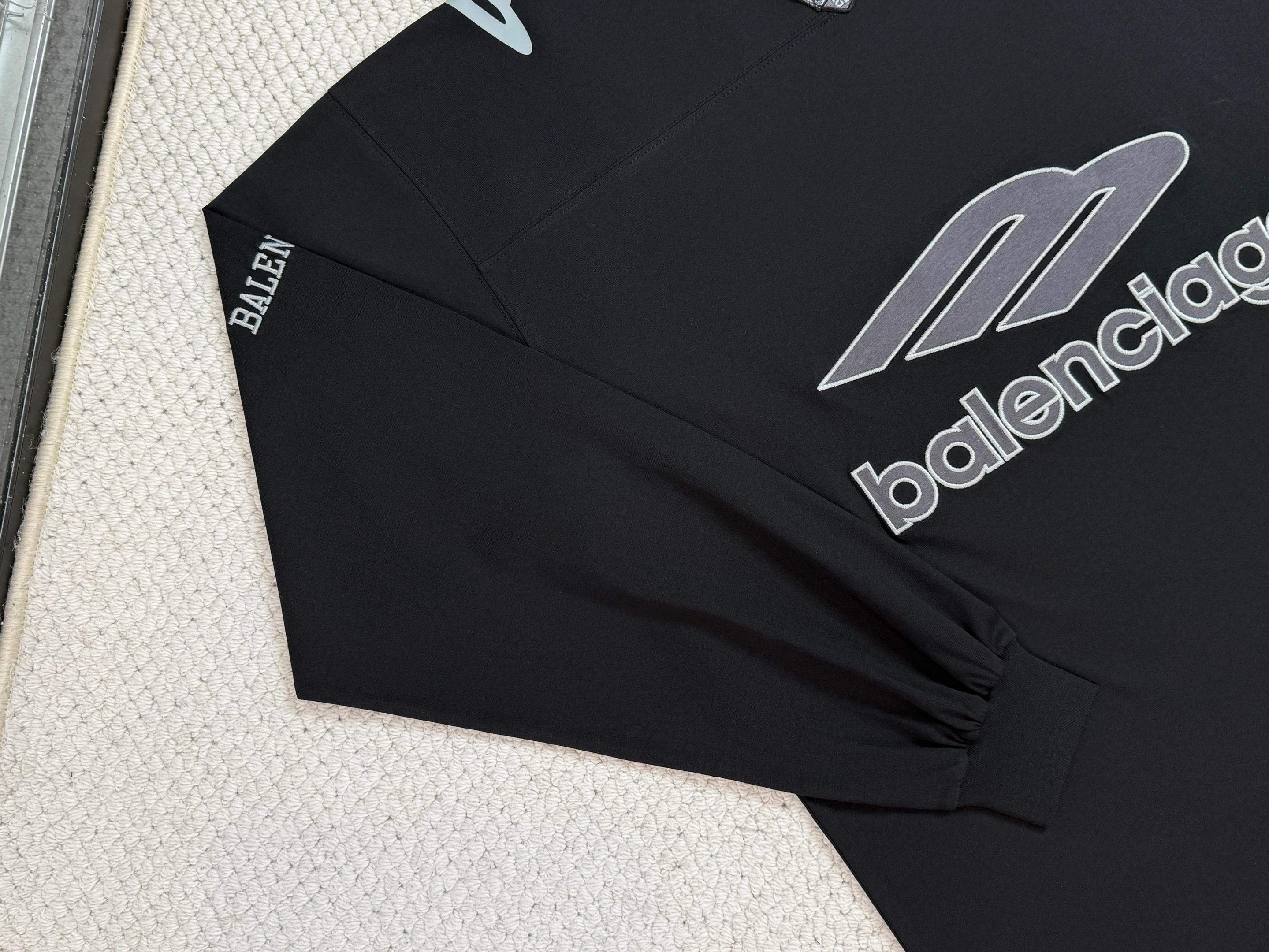 Balenciaga 巴黎世家 FW25 FOOTBALL 3B  V领  T恤 长袖 速干 足球衣  宽松 男款A5 黑色  857085TTVQ61066