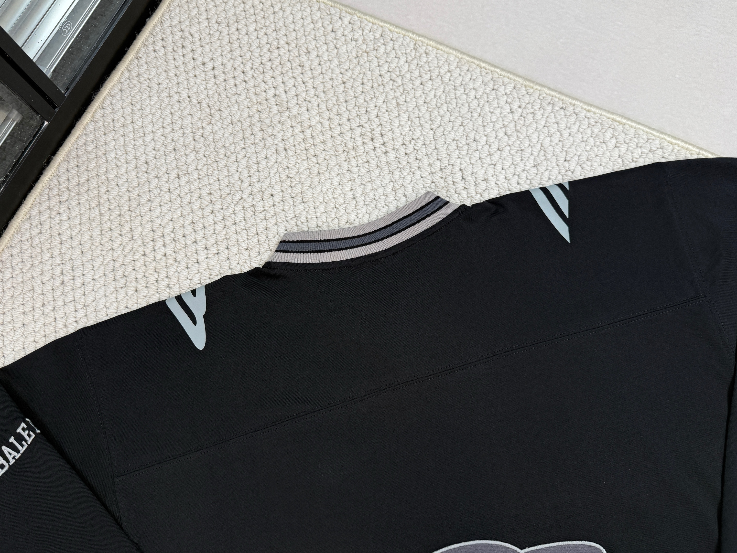 Balenciaga 巴黎世家 FW25 FOOTBALL 3B  V领  T恤 长袖 速干 足球衣  宽松 男款A5 黑色  857085TTVQ61066