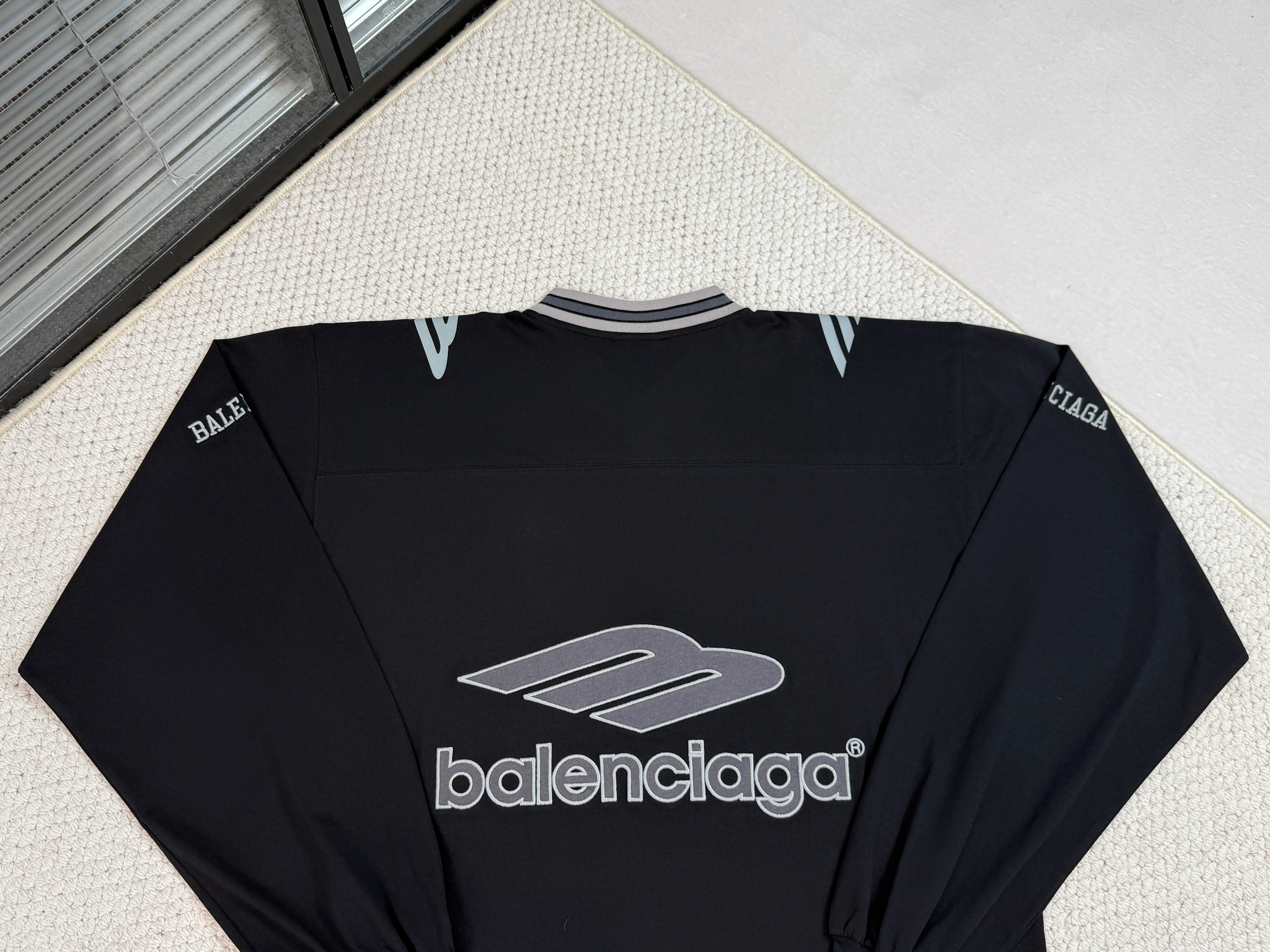 Balenciaga 巴黎世家 FW25 FOOTBALL 3B  V领  T恤 长袖 速干 足球衣  宽松 男款A5 黑色  857085TTVQ61066