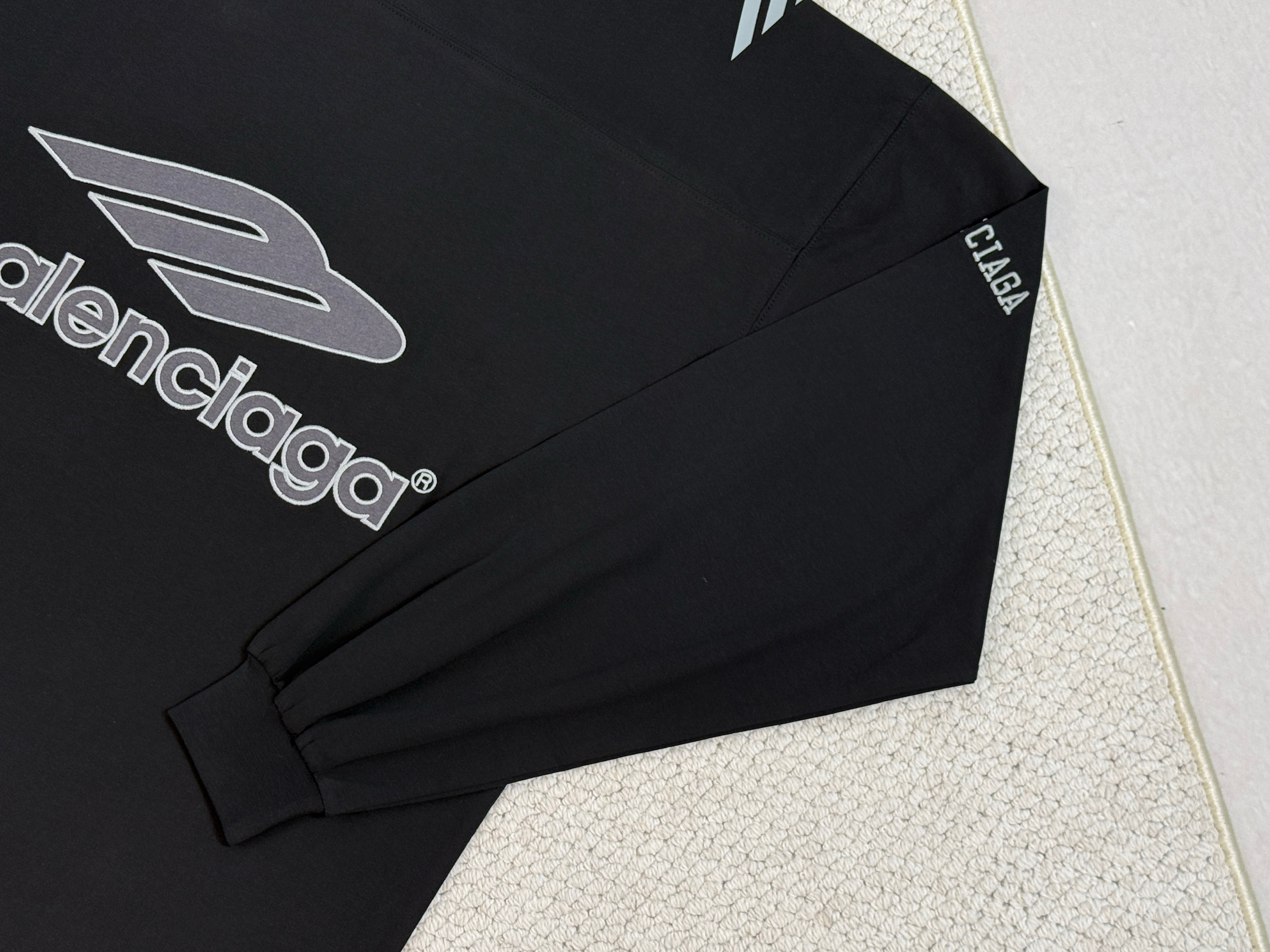 Balenciaga 巴黎世家 FW25 FOOTBALL 3B  V领  T恤 长袖 速干 足球衣  宽松 男款A5 黑色  857085TTVQ61066