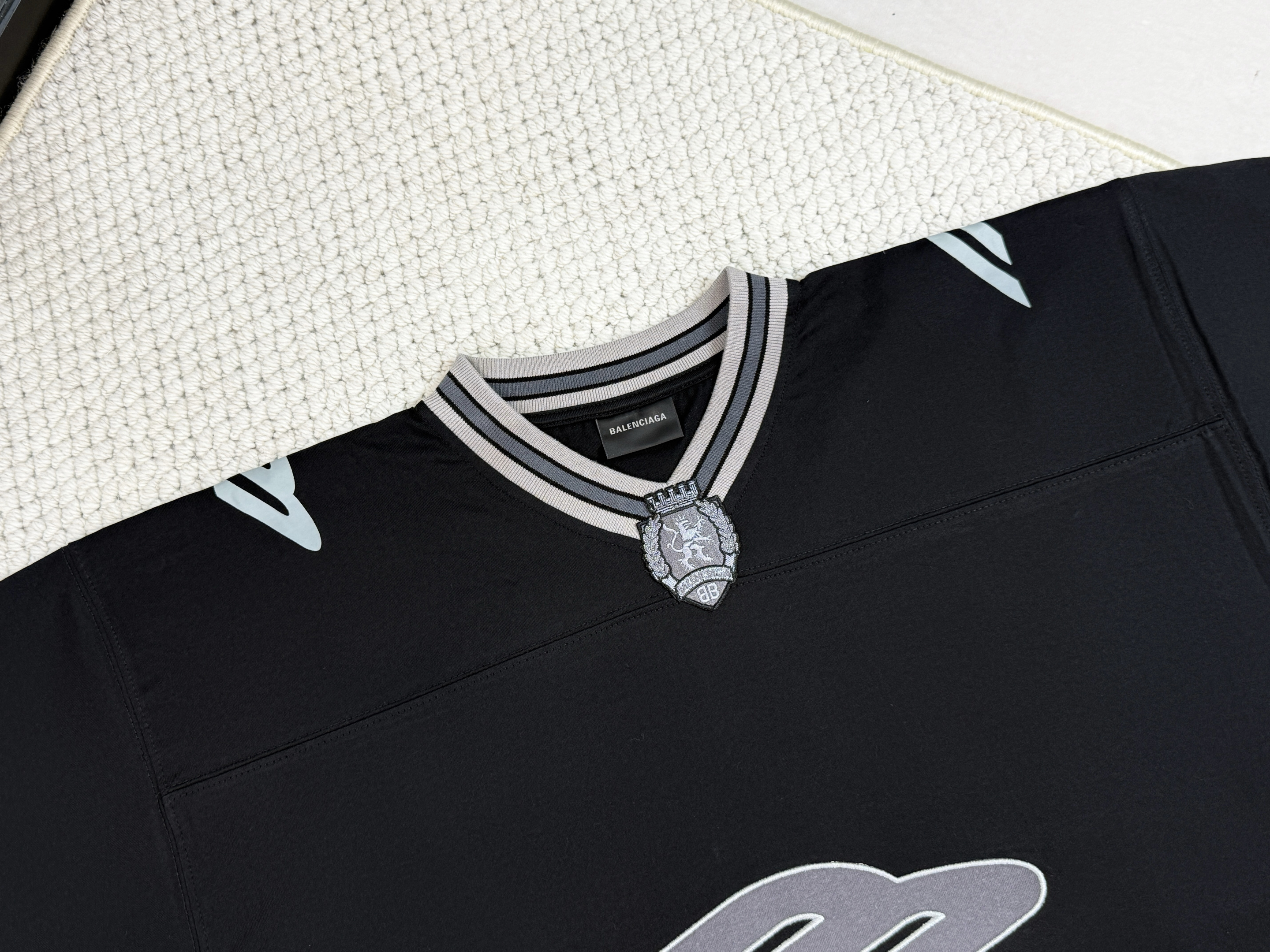 Balenciaga 巴黎世家 FW25 FOOTBALL V领 落肩 足球T恤 短袖 宽松版型 男款 黑色 8570866TTVA61066