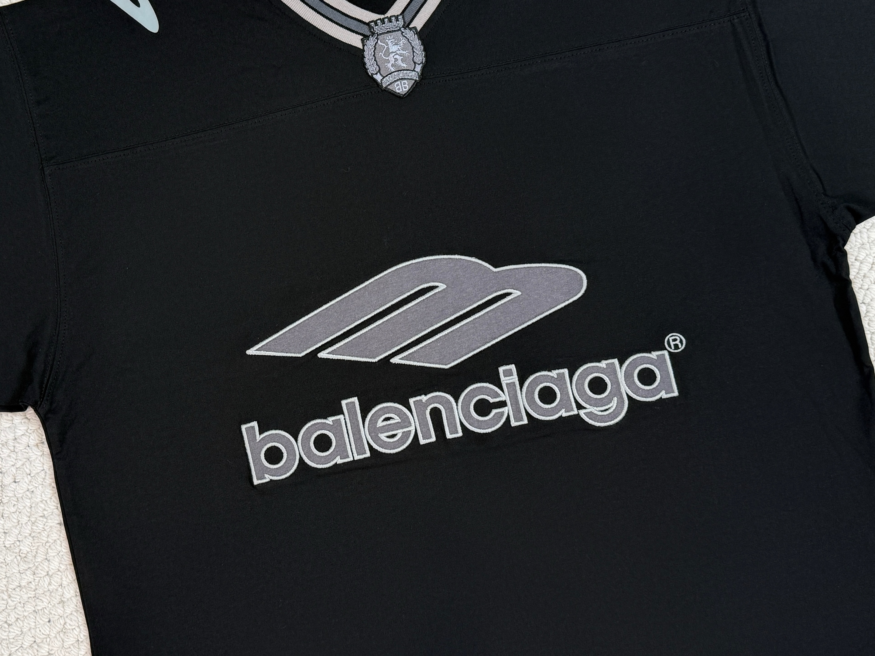 Balenciaga 巴黎世家 FW25 FOOTBALL V领 落肩 足球T恤 短袖 宽松版型 男款 黑色 8570866TTVA61066