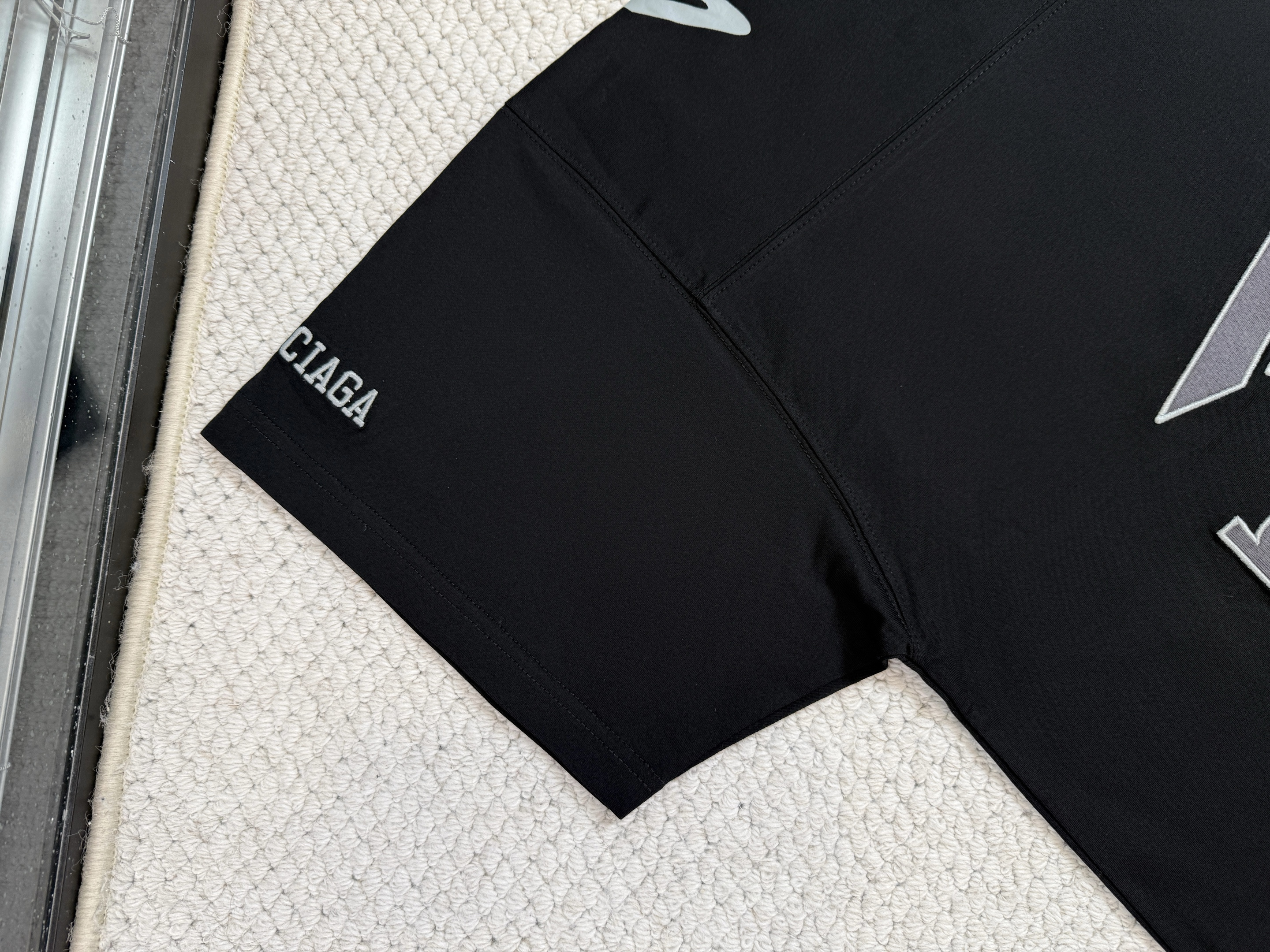 Balenciaga 巴黎世家 FW25 FOOTBALL V领 落肩 足球T恤 短袖 宽松版型 男款 黑色 8570866TTVA61066