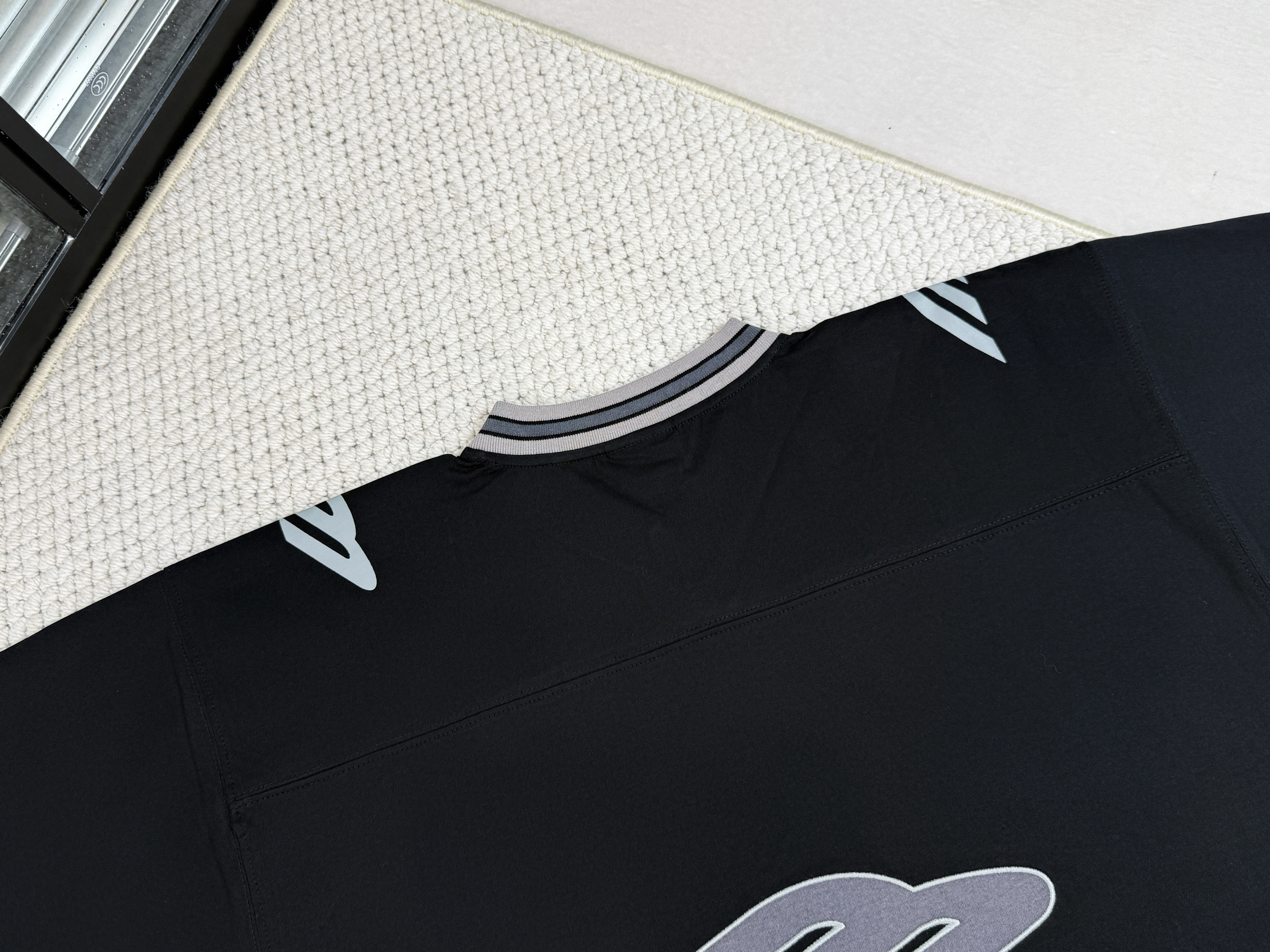 Balenciaga 巴黎世家 FW25 FOOTBALL V领 落肩 足球T恤 短袖 宽松版型 男款 黑色 8570866TTVA61066