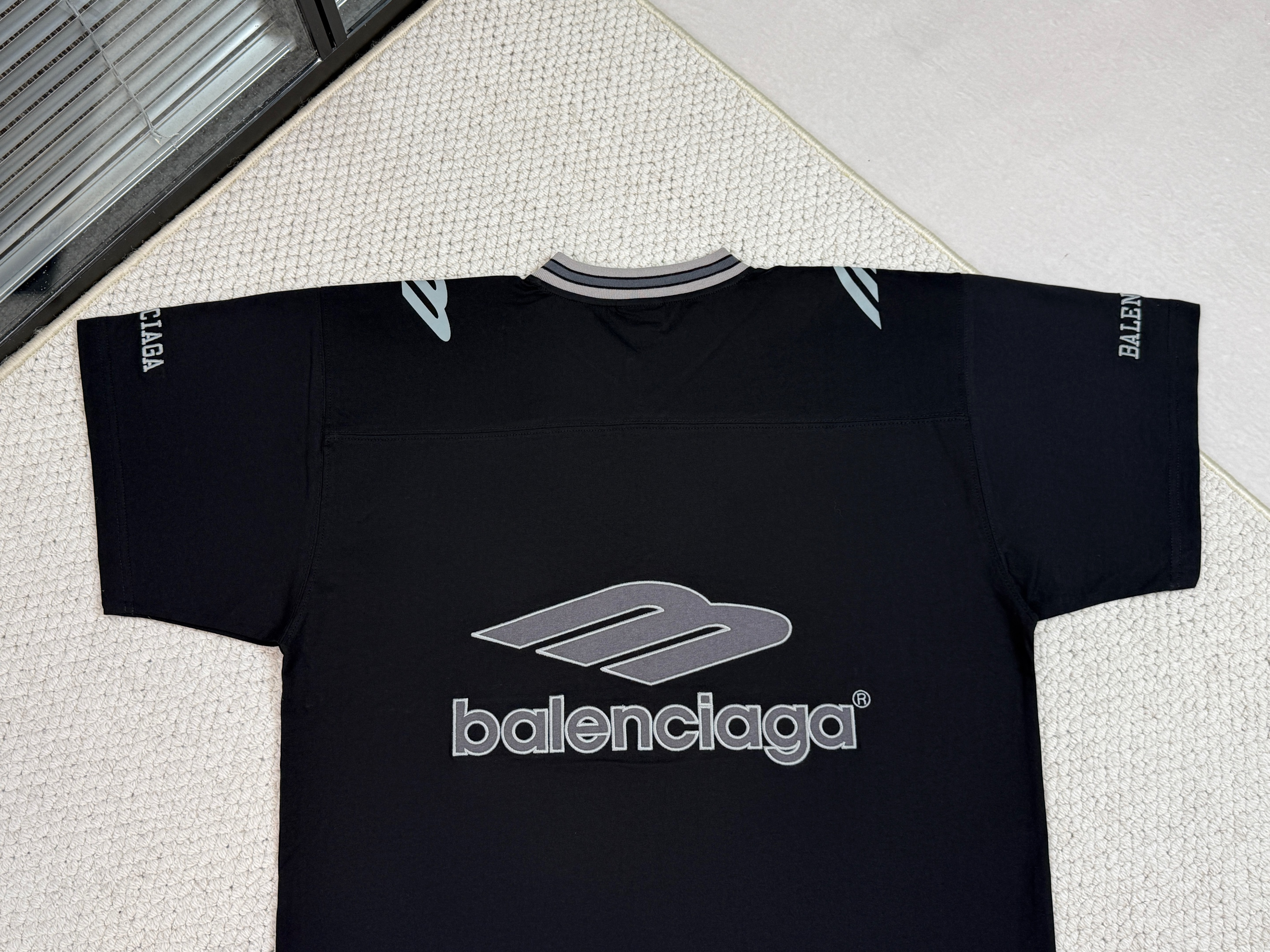 Balenciaga 巴黎世家 FW25 FOOTBALL V领 落肩 足球T恤 短袖 宽松版型 男款 黑色 8570866TTVA61066