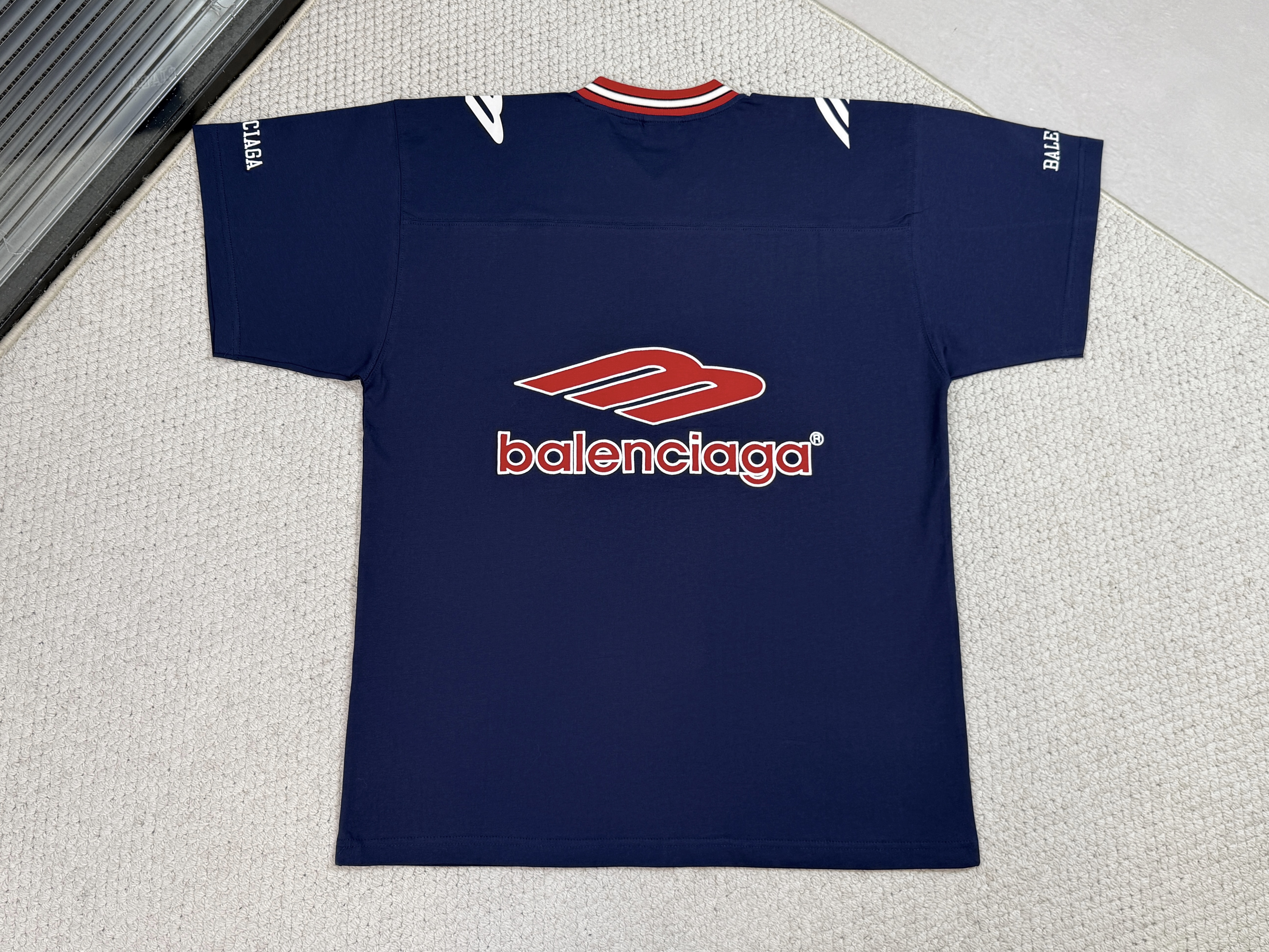 Balenciaga 巴黎世家 FW25 FOOTBALL V领 落肩 足球T恤 短袖 宽松版型 男款 蓝色 8570866TTVA64030