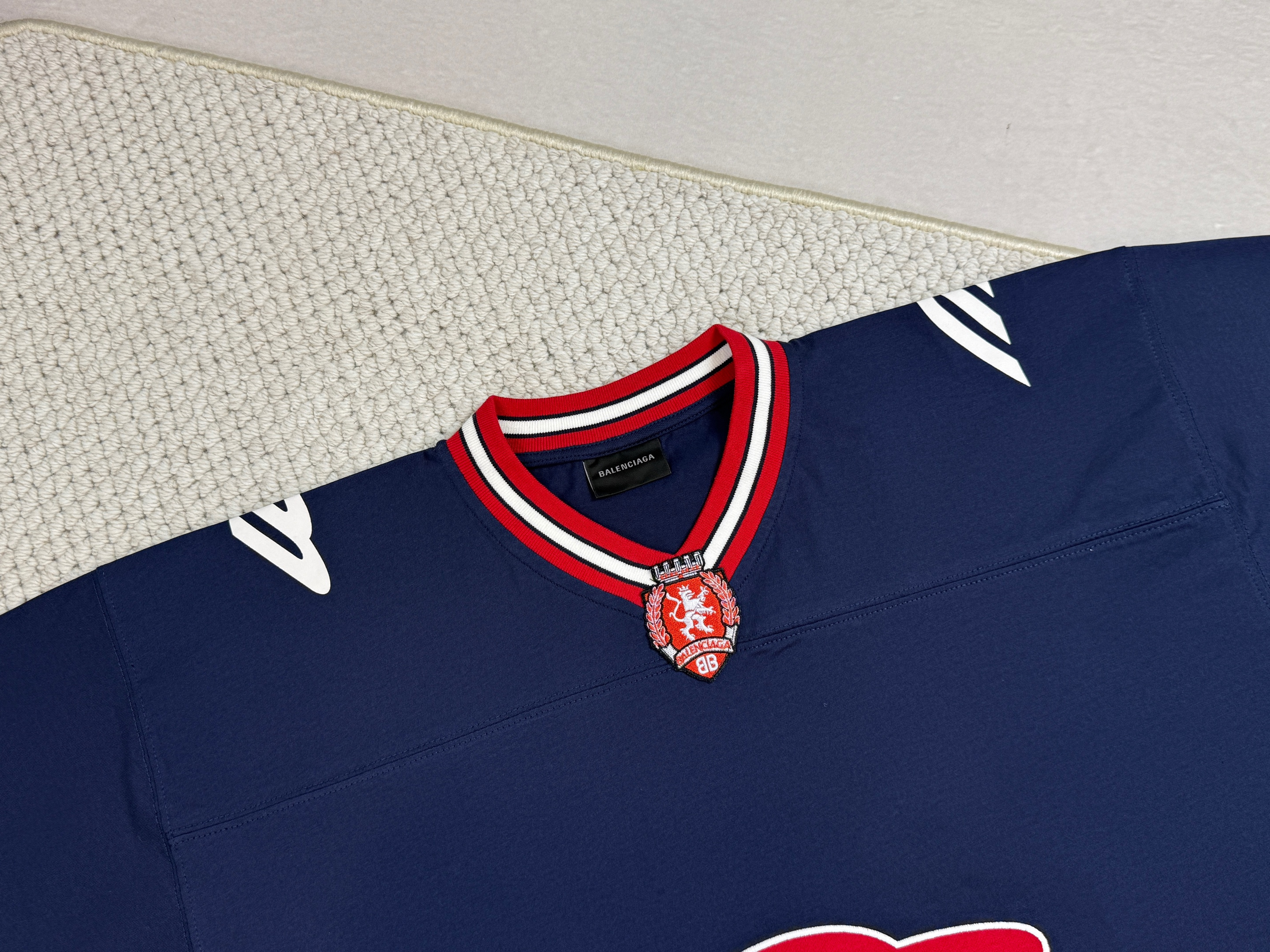 Balenciaga 巴黎世家 FW25 FOOTBALL V领 落肩 足球T恤 短袖 宽松版型 男款 蓝色 8570866TTVA64030
