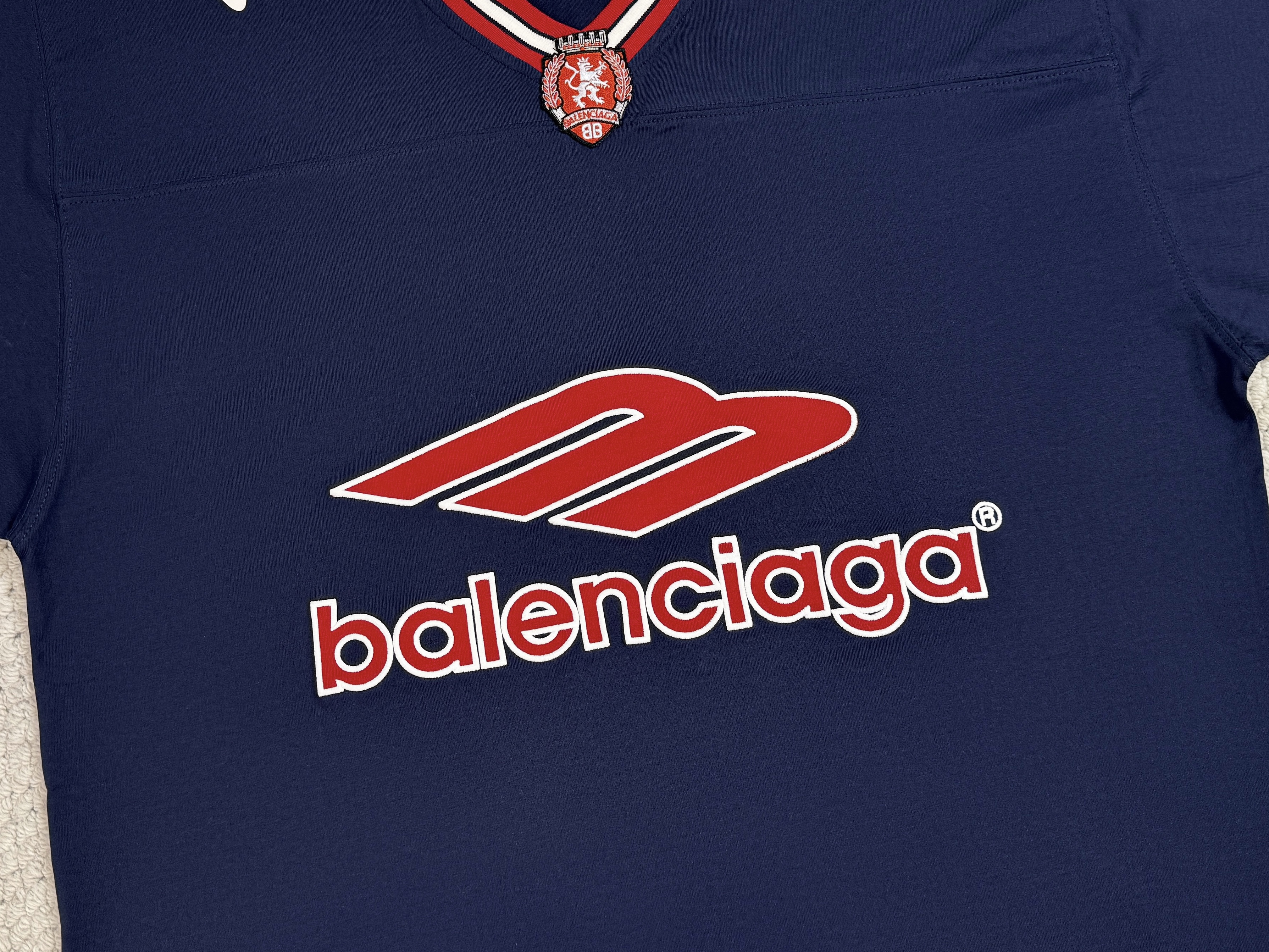 Balenciaga 巴黎世家 FW25 FOOTBALL V领 落肩 足球T恤 短袖 宽松版型 男款 蓝色 8570866TTVA64030