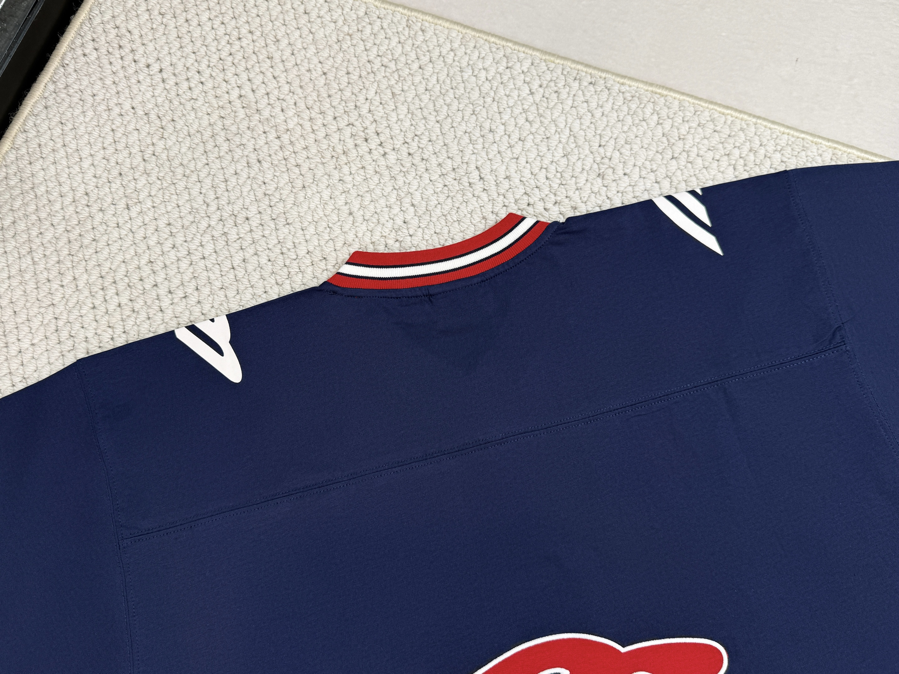 Balenciaga 巴黎世家 FW25 FOOTBALL V领 落肩 足球T恤 短袖 宽松版型 男款 蓝色 8570866TTVA64030