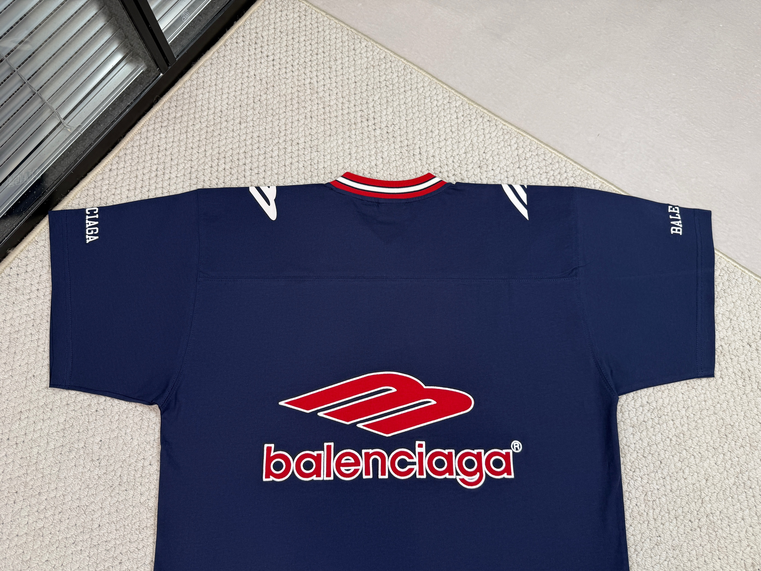 Balenciaga 巴黎世家 FW25 FOOTBALL V领 落肩 足球T恤 短袖 宽松版型 男款 蓝色 8570866TTVA64030