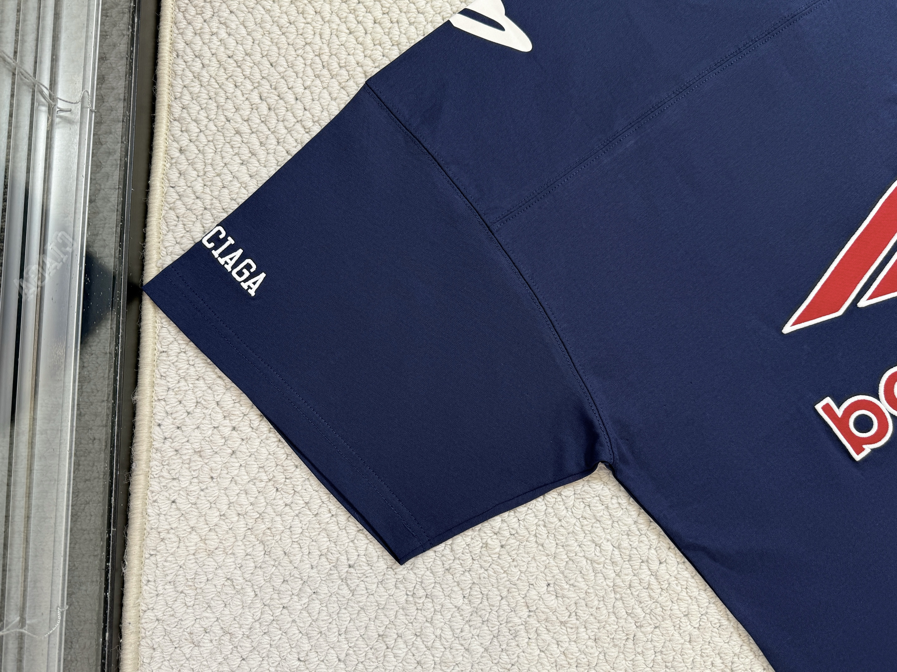 Balenciaga 巴黎世家 FW25 FOOTBALL V领 落肩 足球T恤 短袖 宽松版型 男款 蓝色 8570866TTVA64030