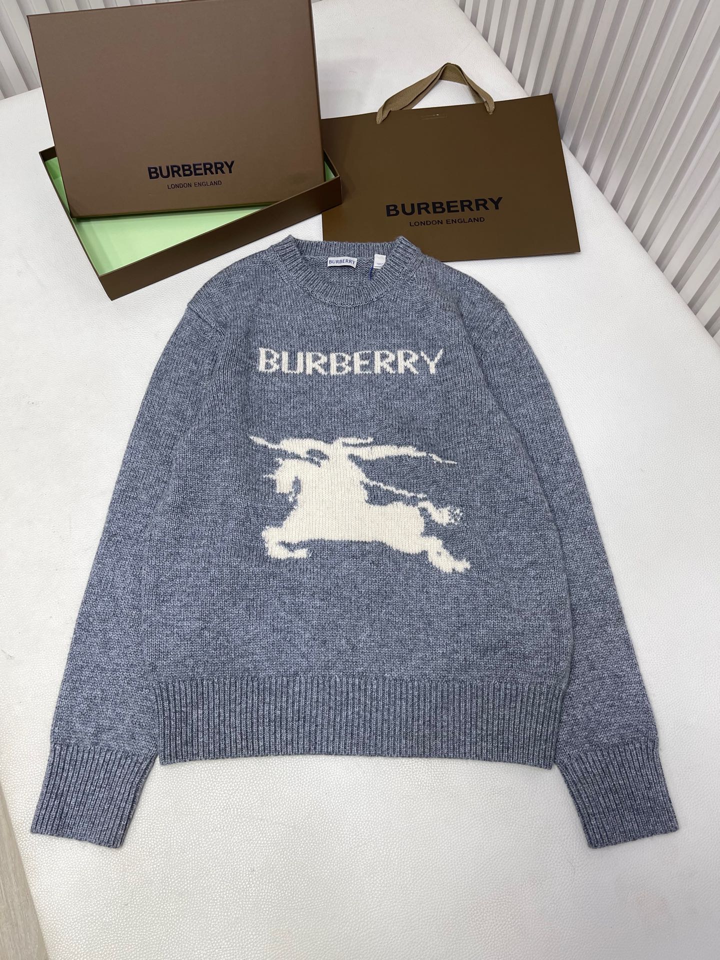 Burberry 巴宝莉 SS25 马术骑士 纯色圆领羊绒毛衣 针织衫 长袖 蓝色 灰色B0 81141541