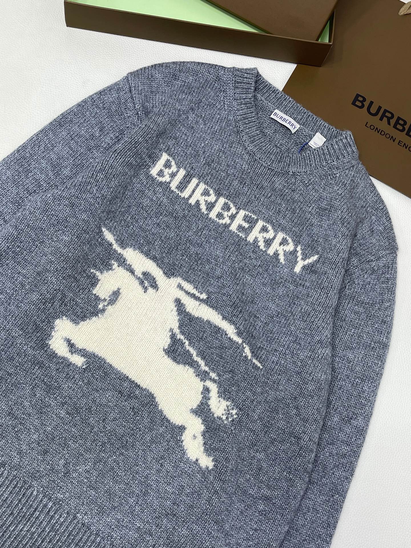 Burberry 巴宝莉 SS25 马术骑士 纯色圆领羊绒毛衣 针织衫 长袖 蓝色 灰色B0 81141541
