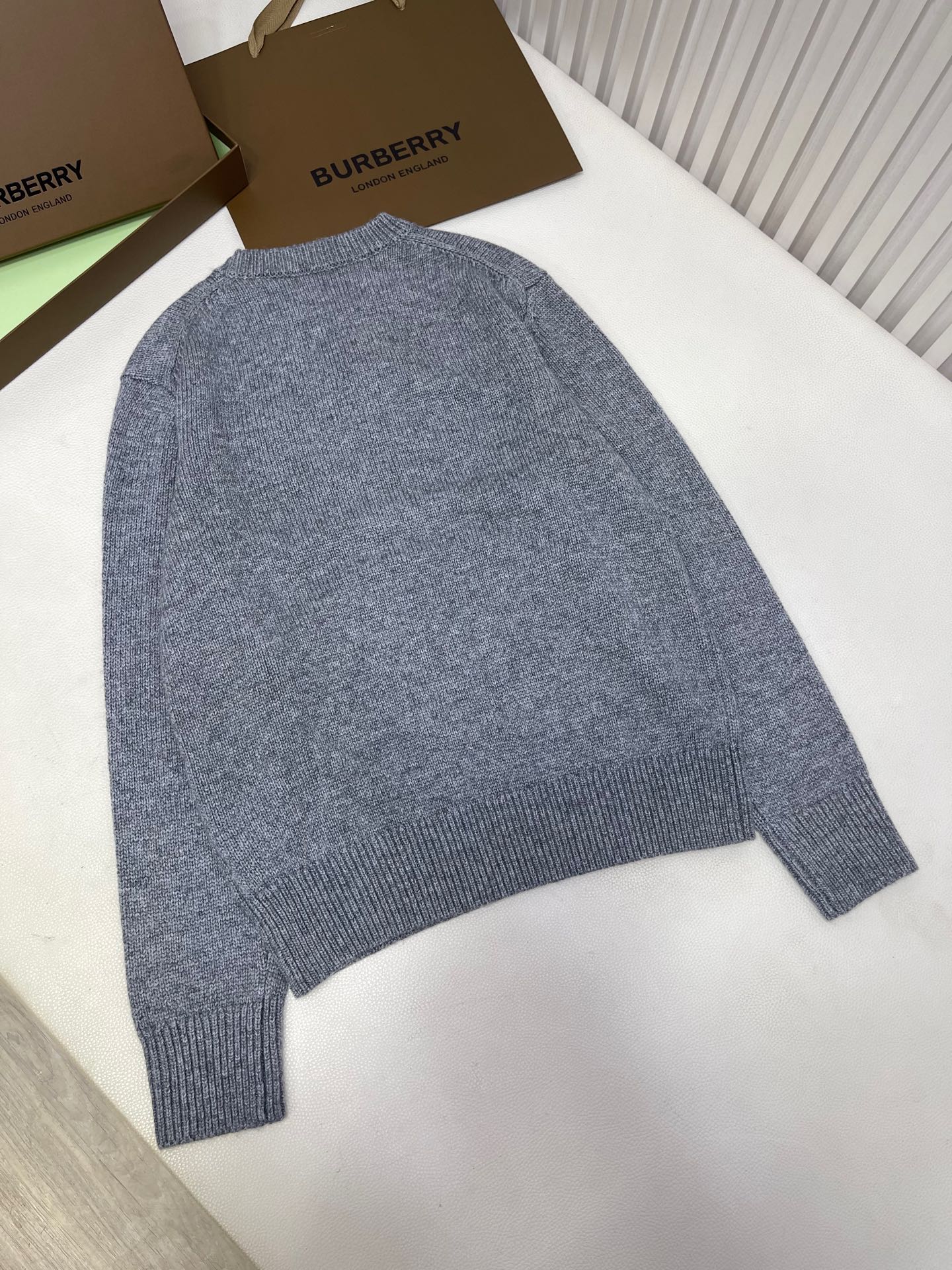 Burberry 巴宝莉 SS25 马术骑士 纯色圆领羊绒毛衣 针织衫 长袖 蓝色 灰色B0 81141541