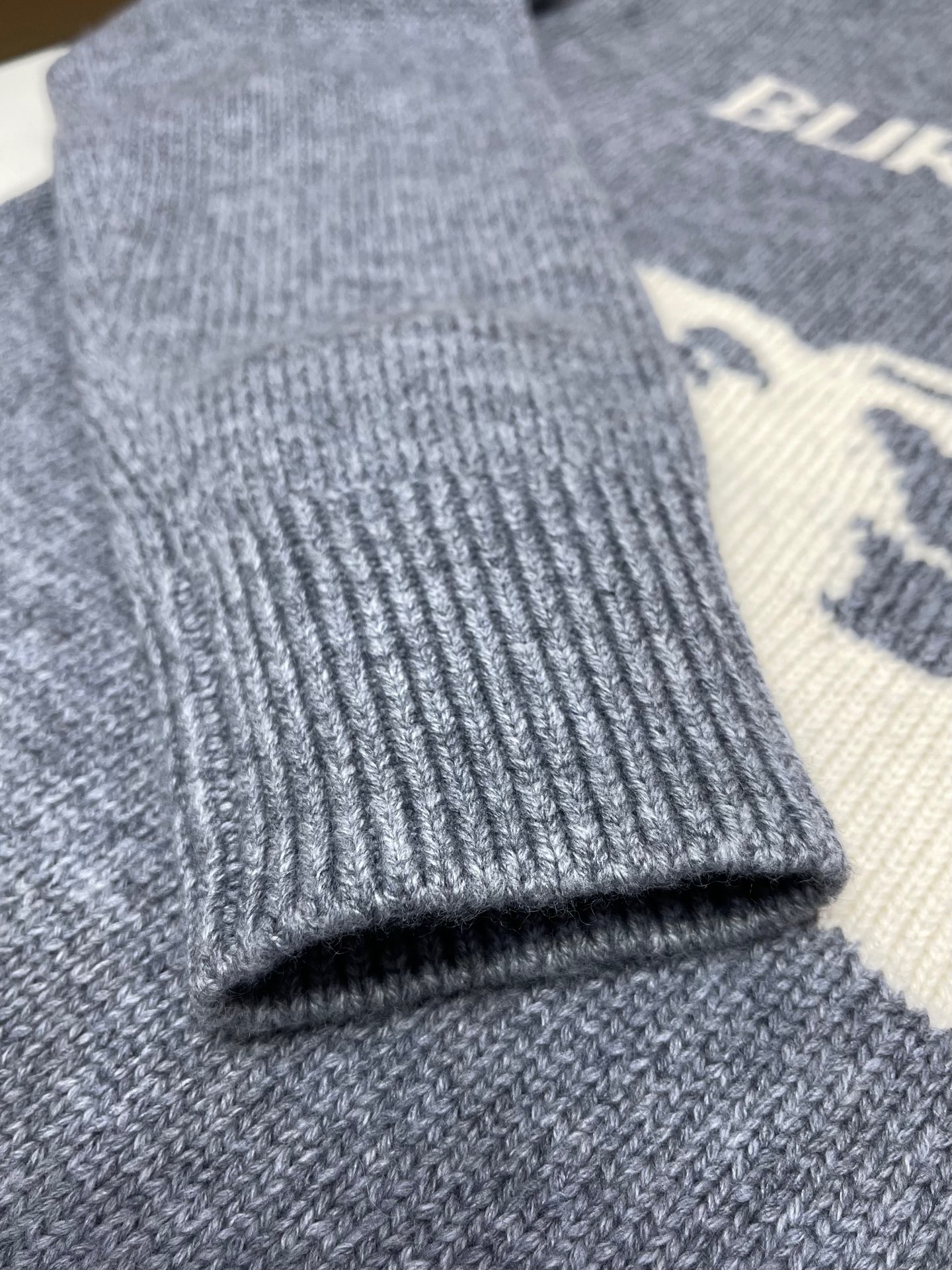 Burberry 巴宝莉 SS25 马术骑士 纯色圆领羊绒毛衣 针织衫 长袖 蓝色 灰色B0 81141541