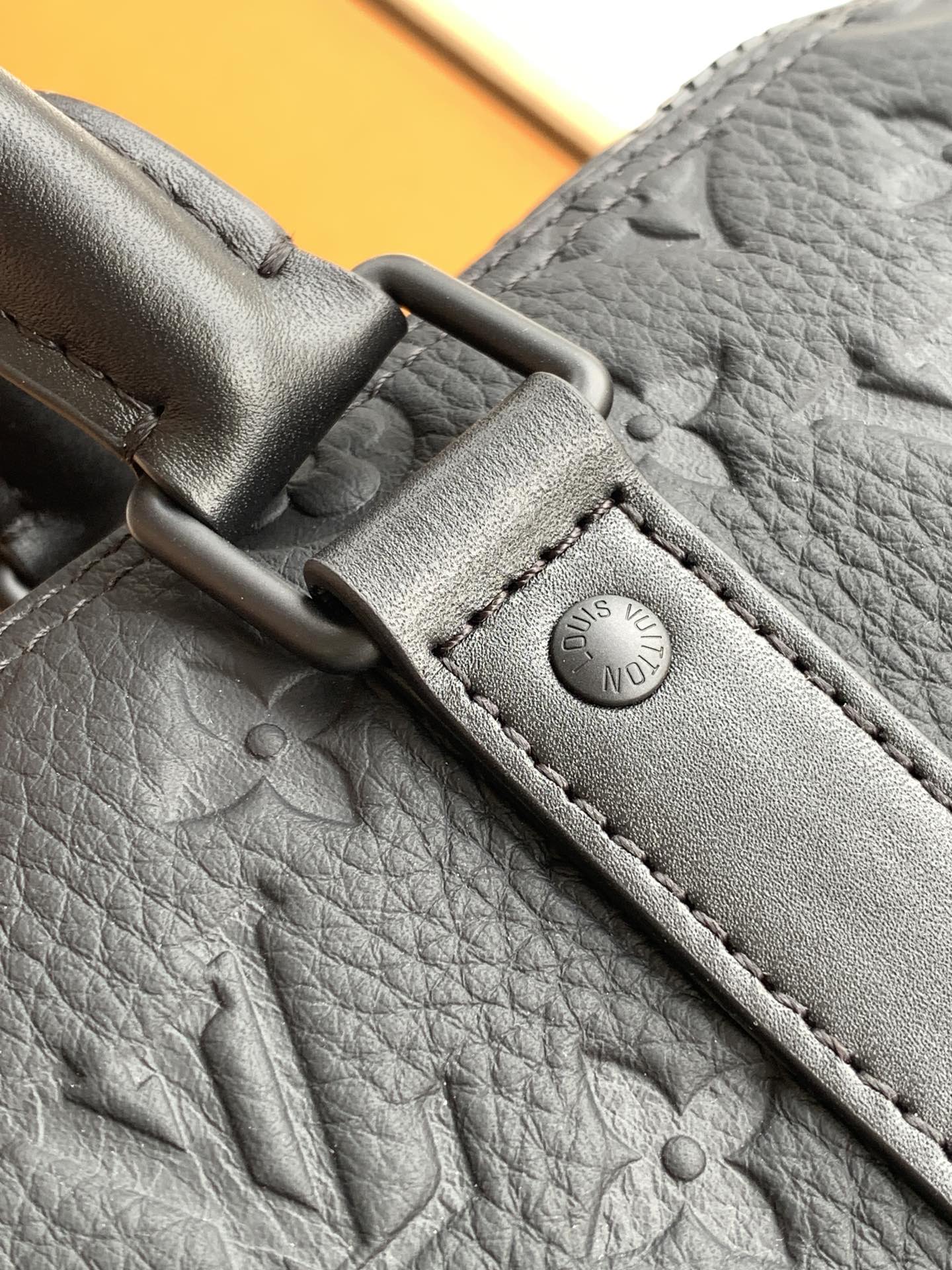 LOUIS VUITTON keepall 25 品牌老花压纹可调节肩带 斜挎包 单肩包 手提包 黑色 M20900