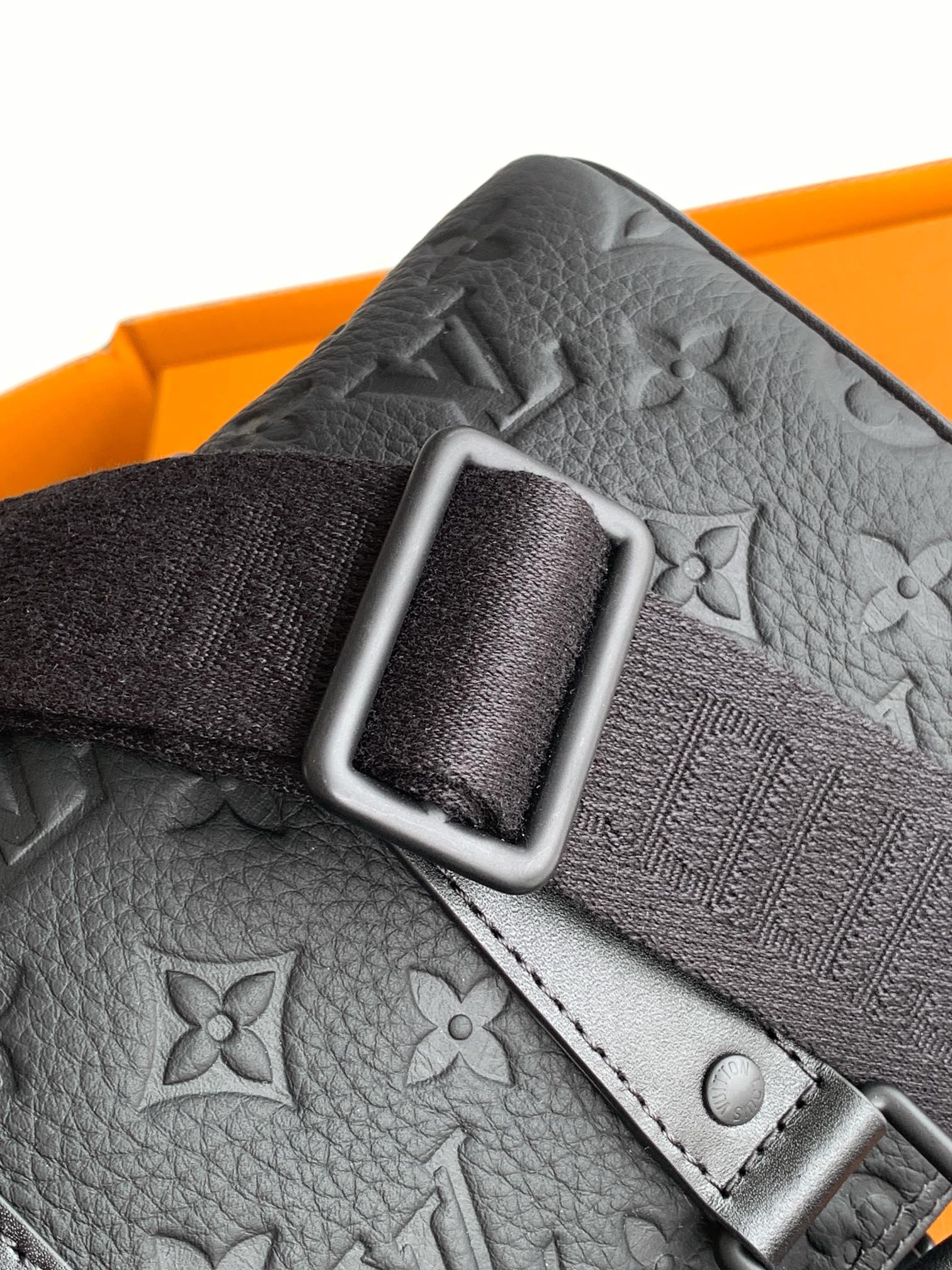 LOUIS VUITTON keepall 25 品牌老花压纹可调节肩带 斜挎包 单肩包 手提包 黑色 M20900