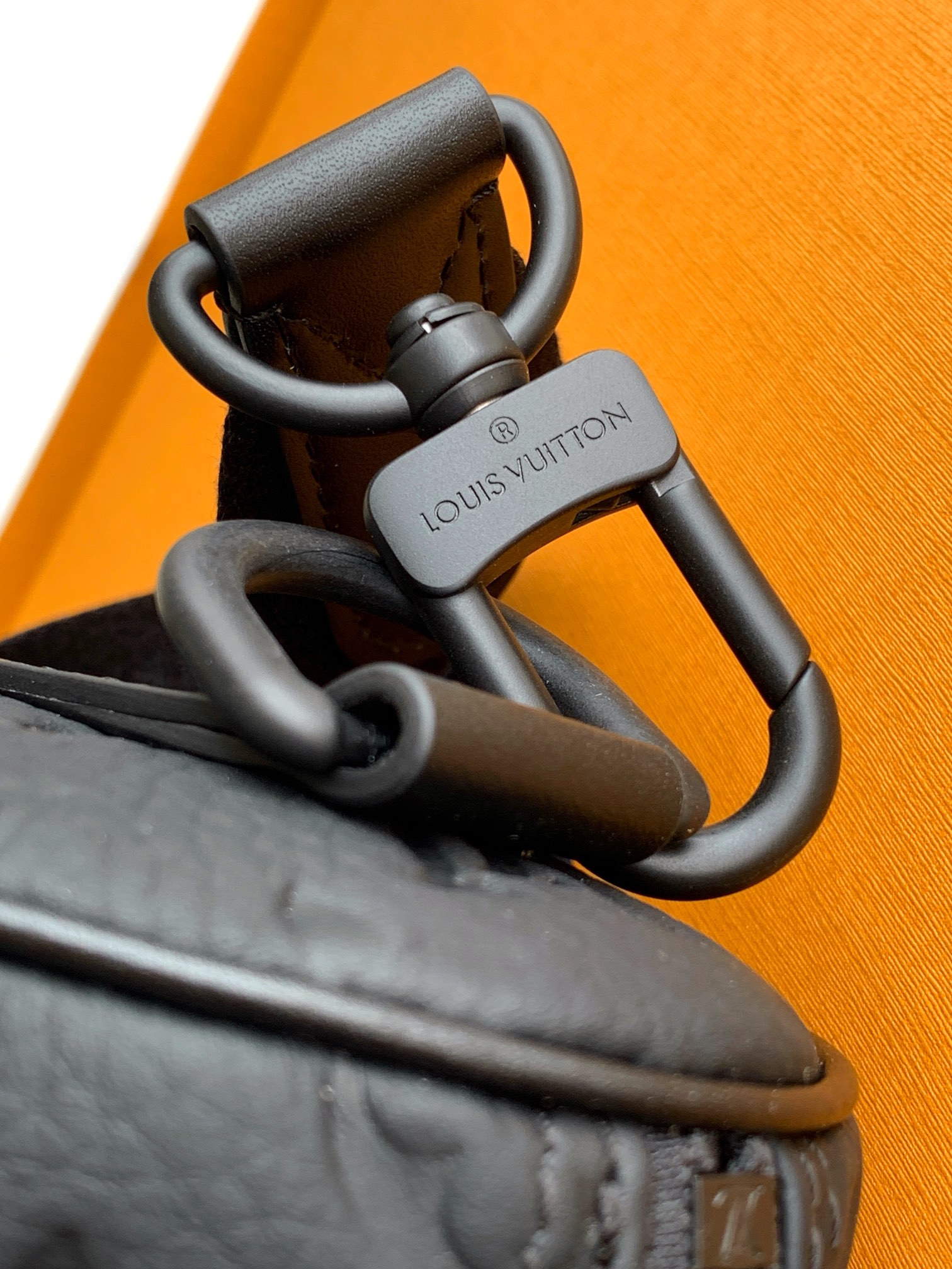 LOUIS VUITTON keepall 25 品牌老花压纹可调节肩带 斜挎包 单肩包 手提包 黑色 M20900