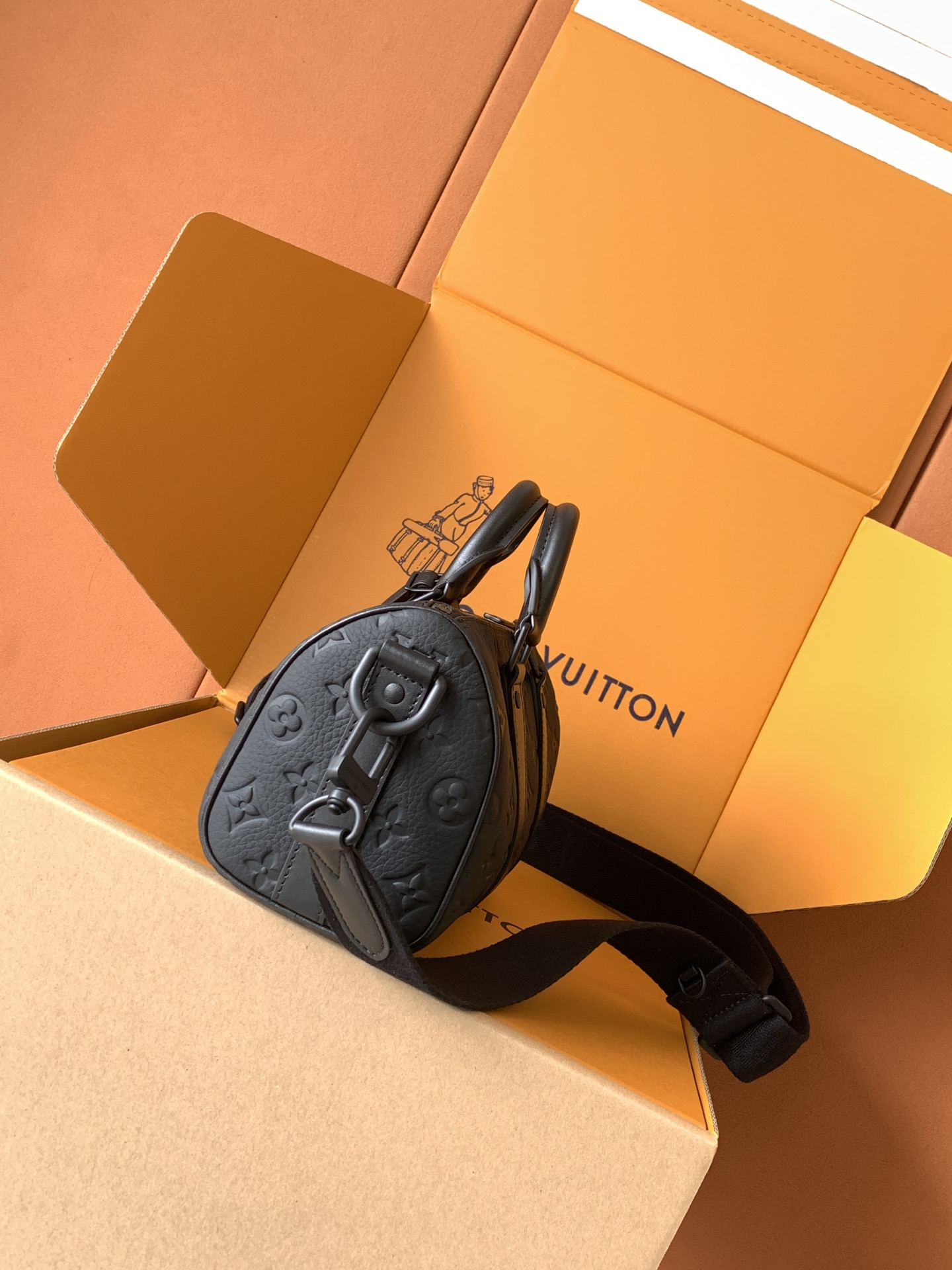 LOUIS VUITTON keepall 25 品牌老花压纹可调节肩带 斜挎包 单肩包 手提包 黑色 M20900