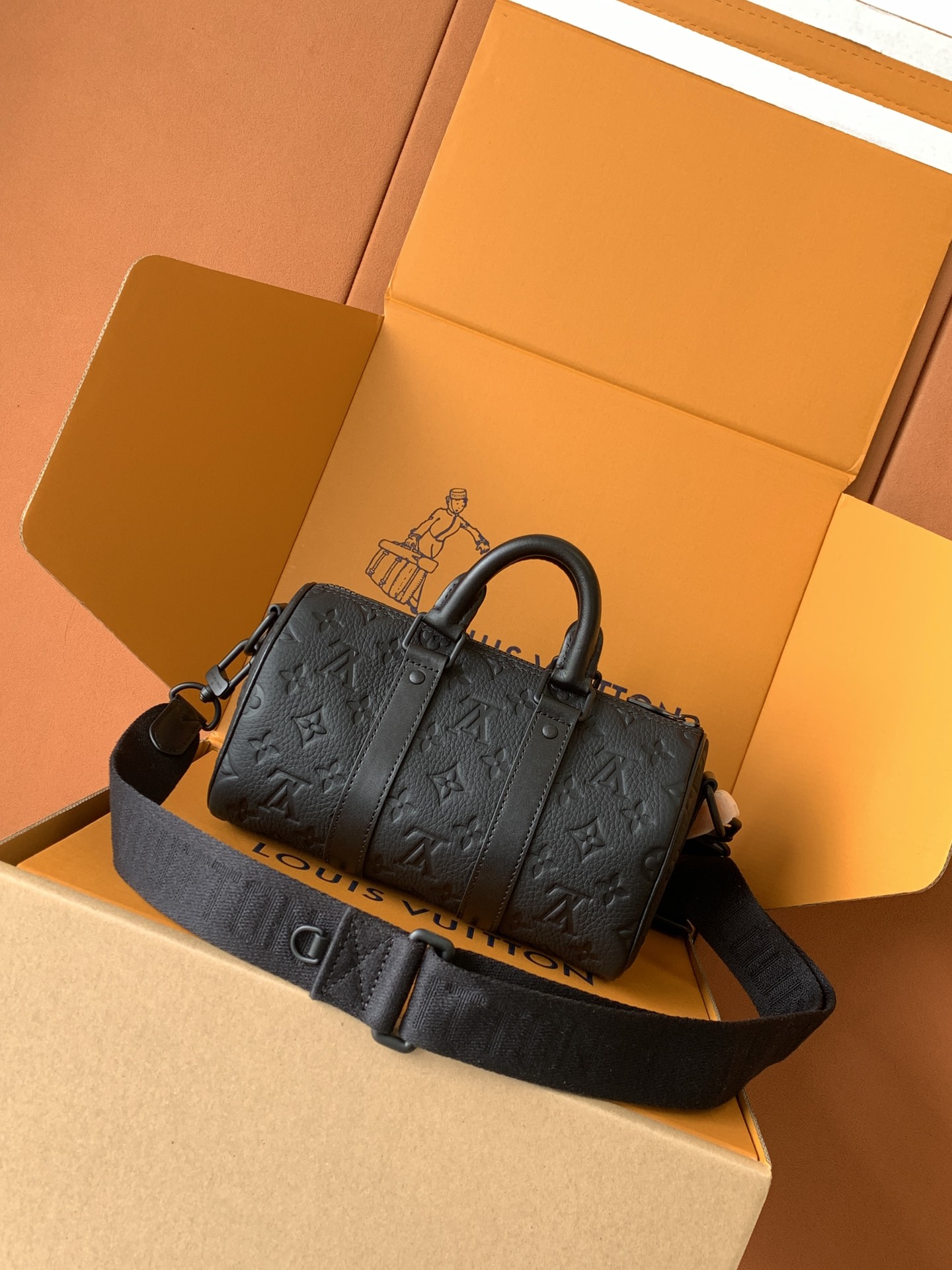 LOUIS VUITTON keepall 25 品牌老花压纹可调节肩带 斜挎包 单肩包 手提包 黑色 M20900