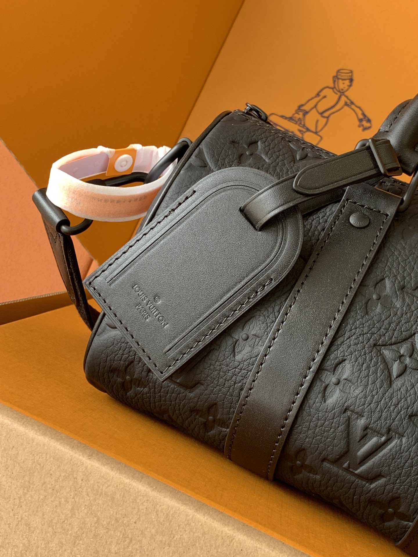 LOUIS VUITTON keepall 25 品牌老花压纹可调节肩带 斜挎包 单肩包 手提包 黑色 M20900