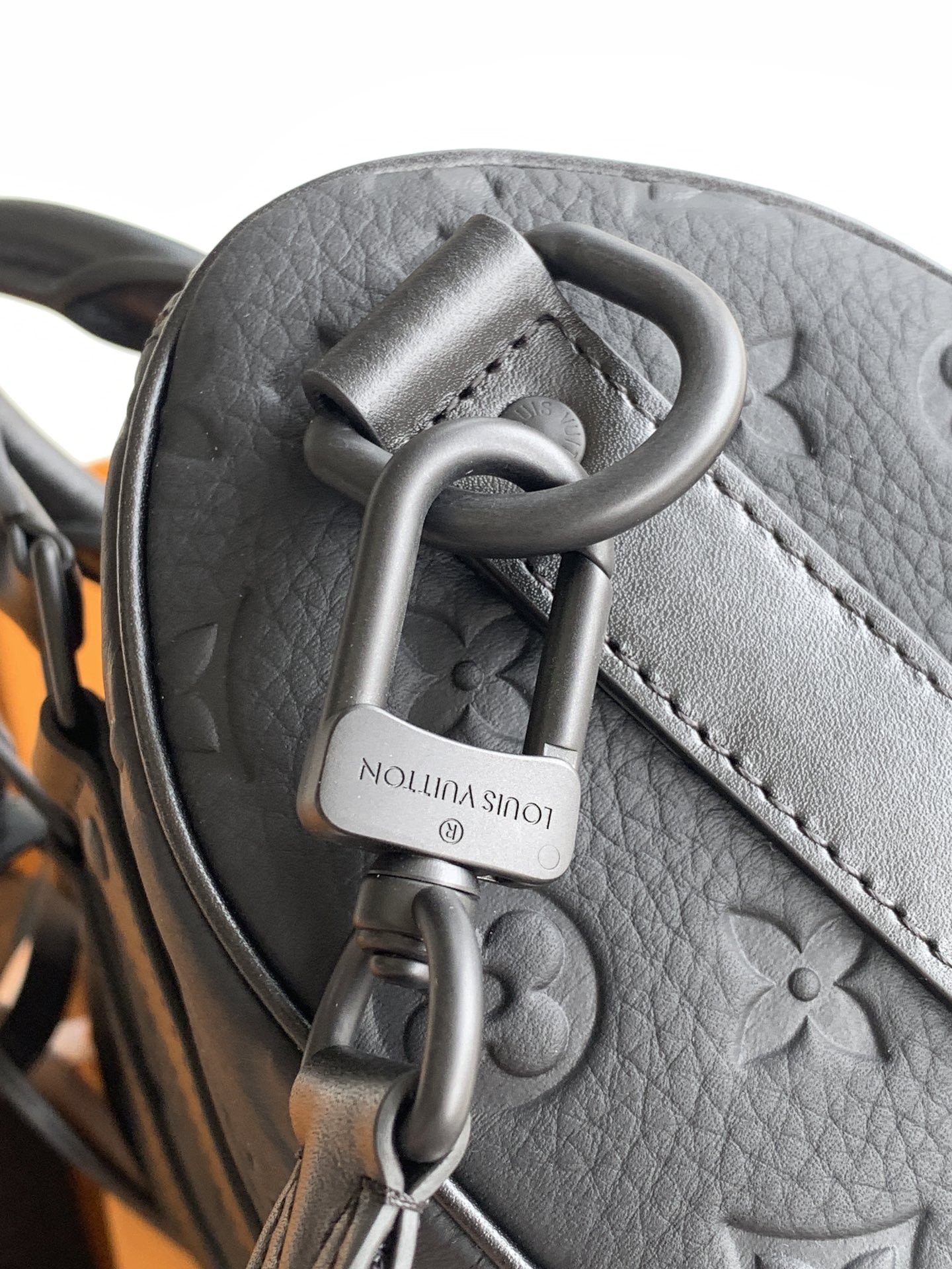 LOUIS VUITTON keepall 25 品牌老花压纹可调节肩带 斜挎包 单肩包 手提包 黑色 M20900