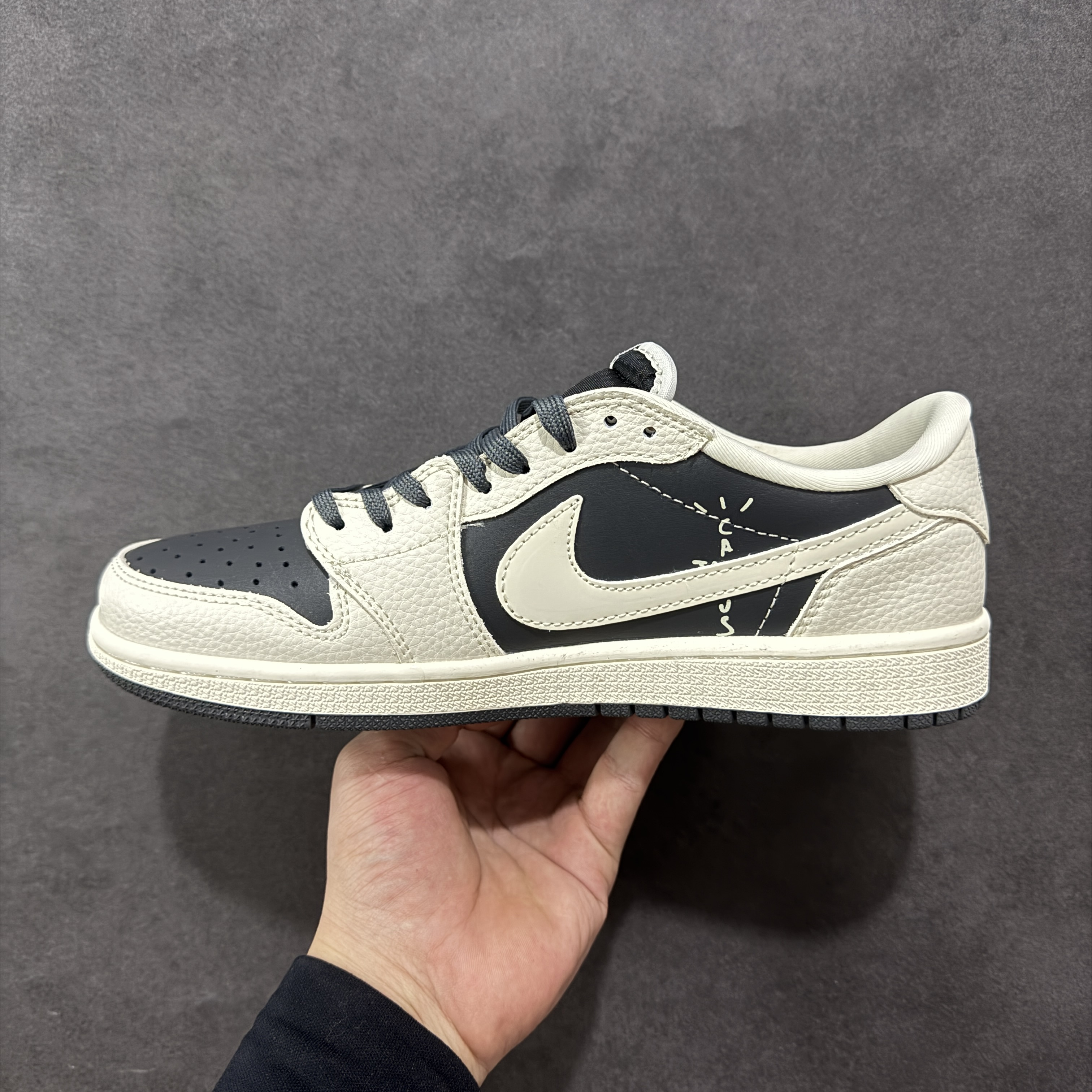 定制 Travis Scott x Air Jordan 1 Low   AJ1 巴黎世家 低筒  低筒 倒钩 板鞋 篮球鞋 女鞋 男鞋 波鞋 黑白