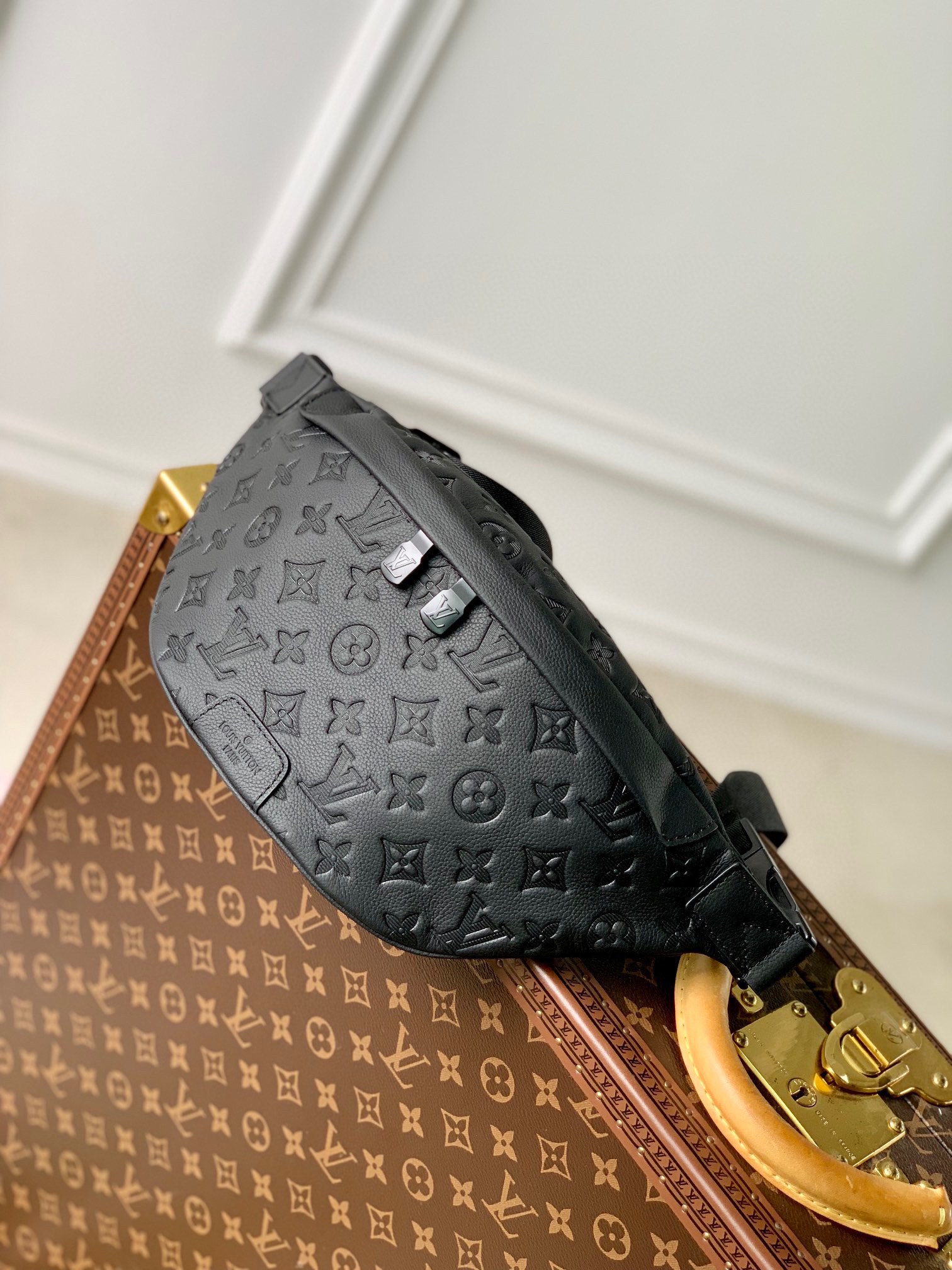  LOUIS VUITTON   Discovery LV 全钢五金 经典老花 压印 卡扣 腰包 黑色 M46036