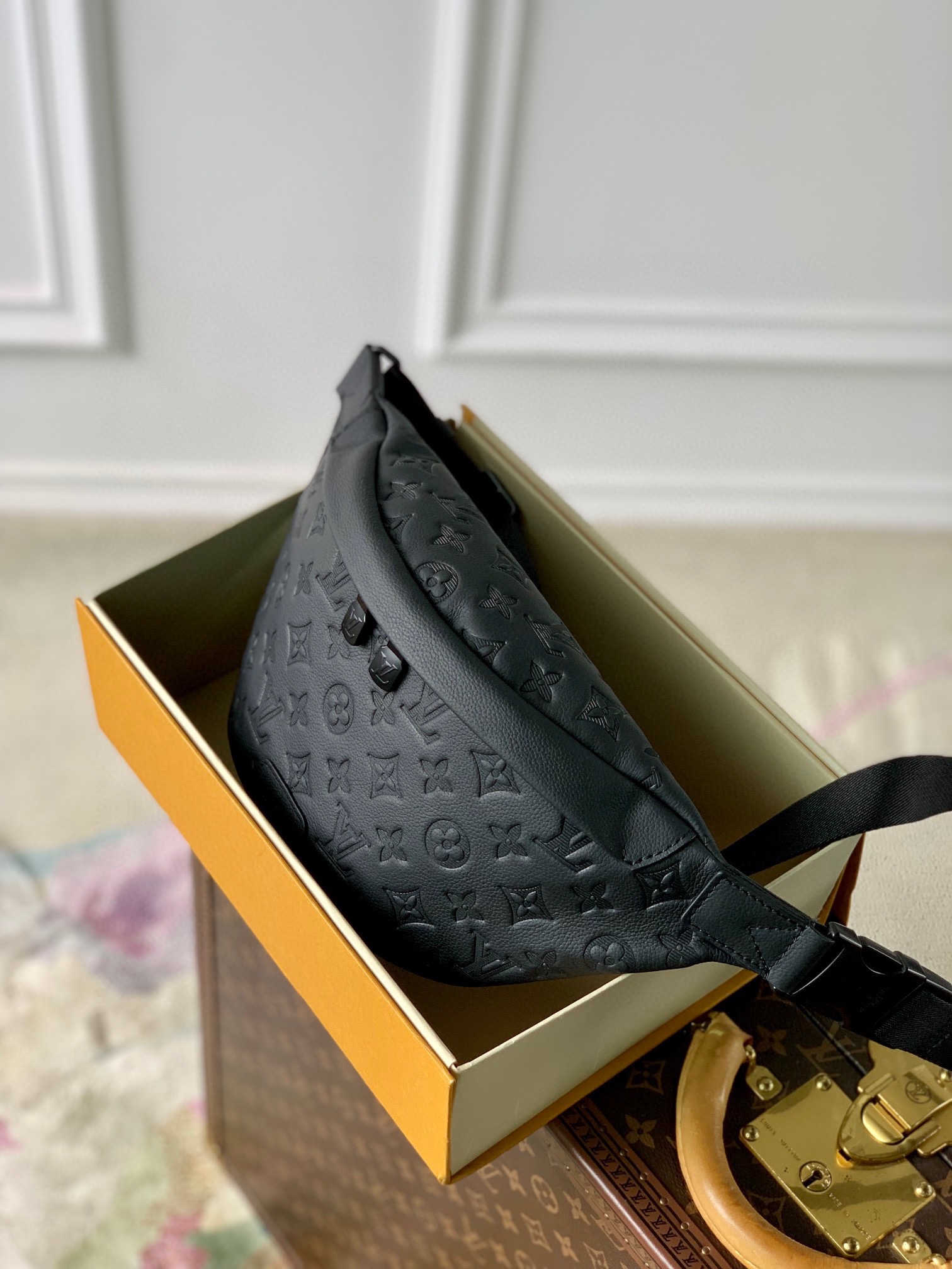  LOUIS VUITTON   Discovery LV 全钢五金 经典老花 压印 卡扣 腰包 黑色 M46036