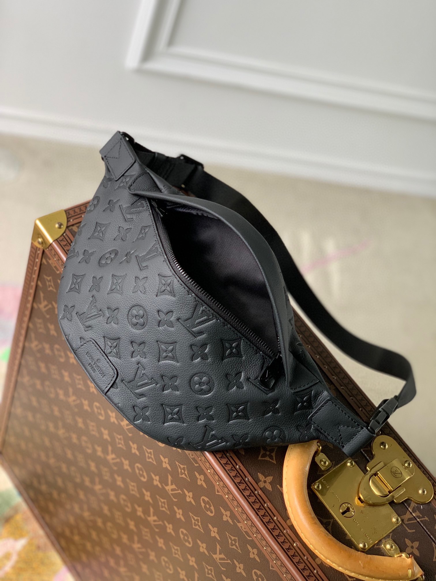  LOUIS VUITTON   Discovery LV 全钢五金 经典老花 压印 卡扣 腰包 黑色 M46036