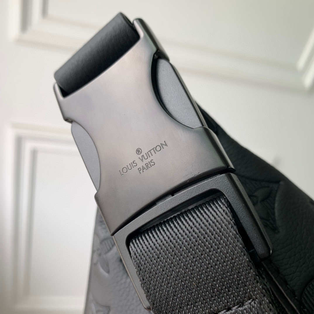  LOUIS VUITTON   Discovery LV 全钢五金 经典老花 压印 卡扣 腰包 黑色 M46036