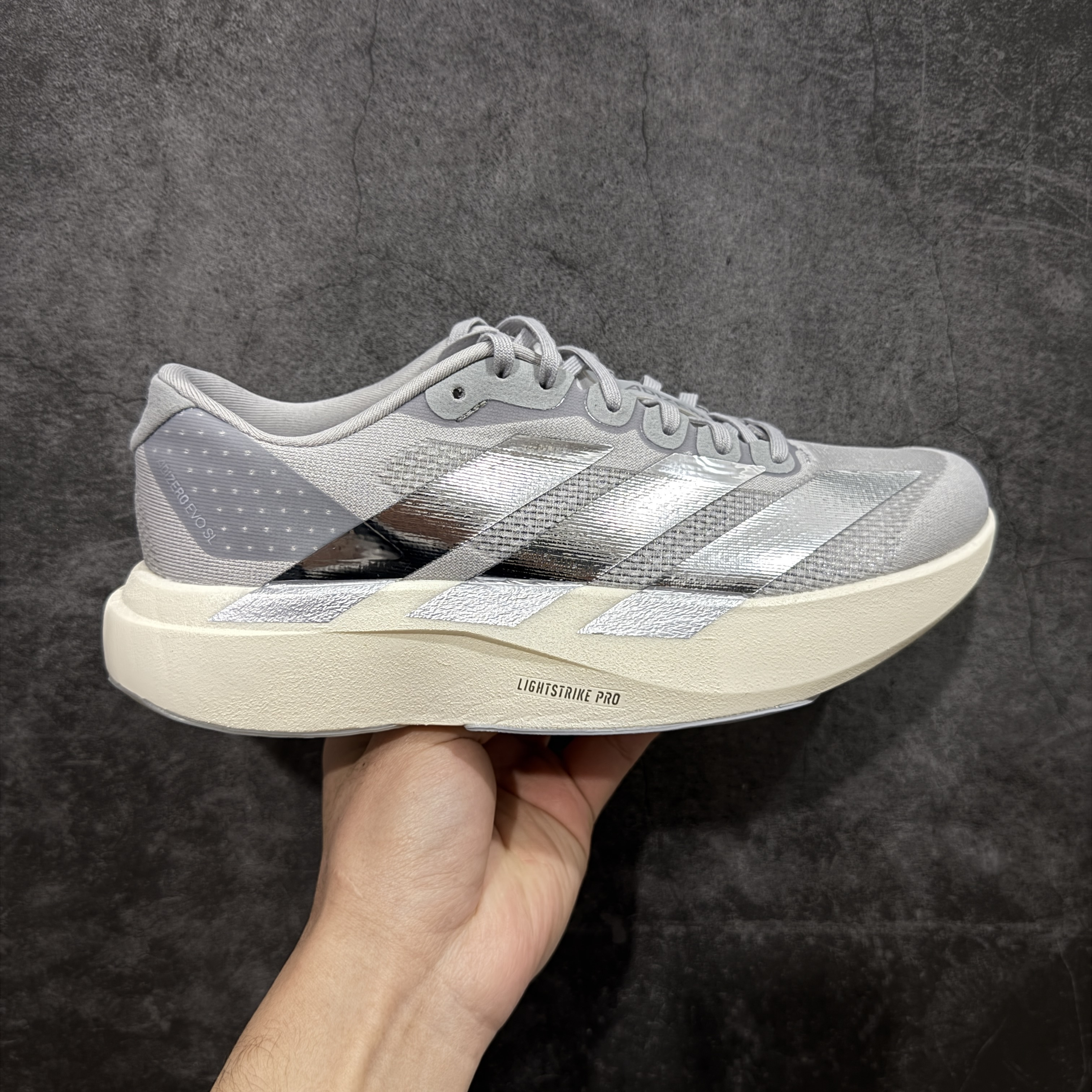 内置碳板 Adidas Adizero Evo SL 低筒 舒适百搭 防滑耐磨 马拉松 训练竞速 跑步鞋 女款 男款 波鞋 灰银 KJ9664