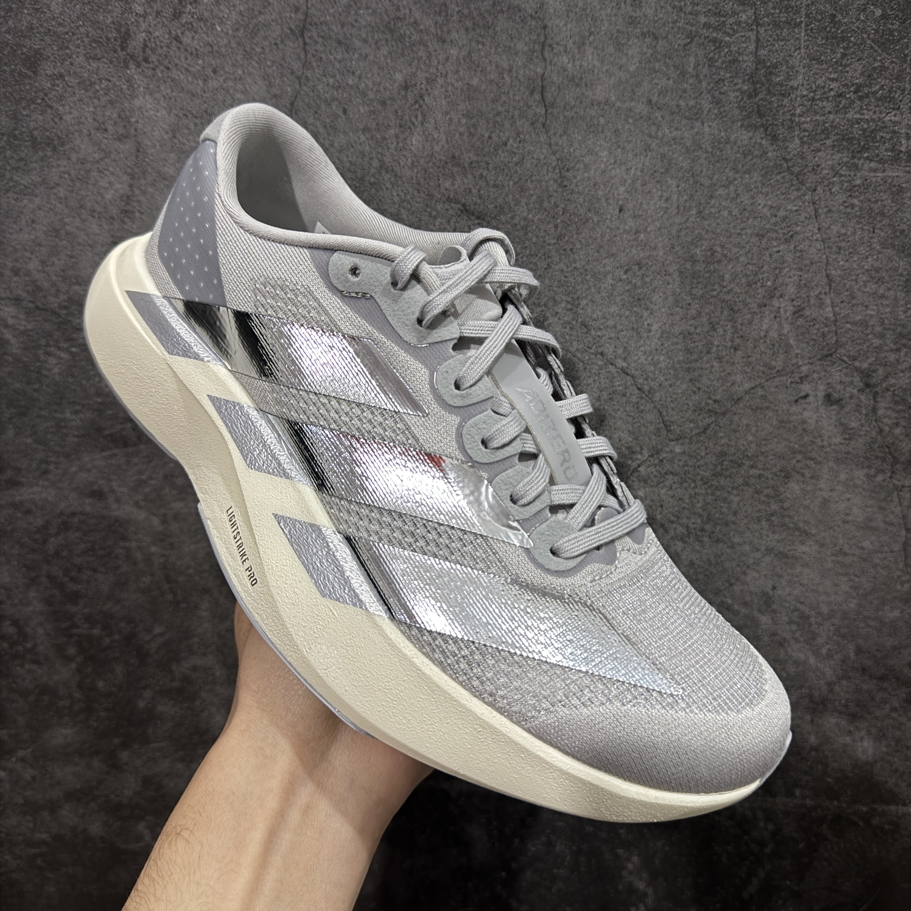 内置碳板 Adidas Adizero Evo SL 低筒 舒适百搭 防滑耐磨 马拉松 训练竞速 跑步鞋 女款 男款 波鞋 灰银 KJ9664