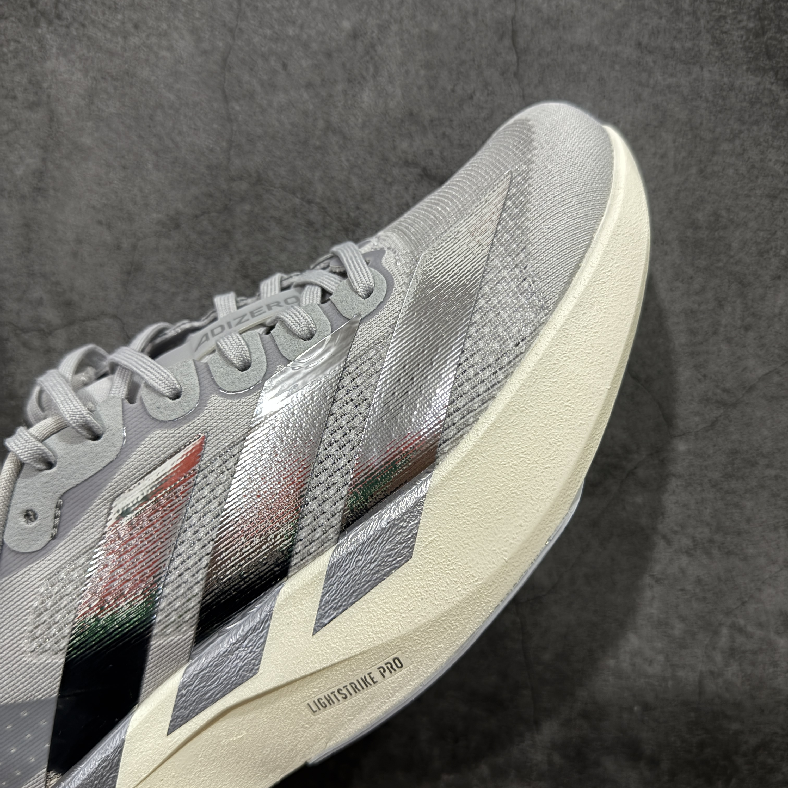 内置碳板 Adidas Adizero Evo SL 低筒 舒适百搭 防滑耐磨 马拉松 训练竞速 跑步鞋 女款 男款 波鞋 灰银 KJ9664