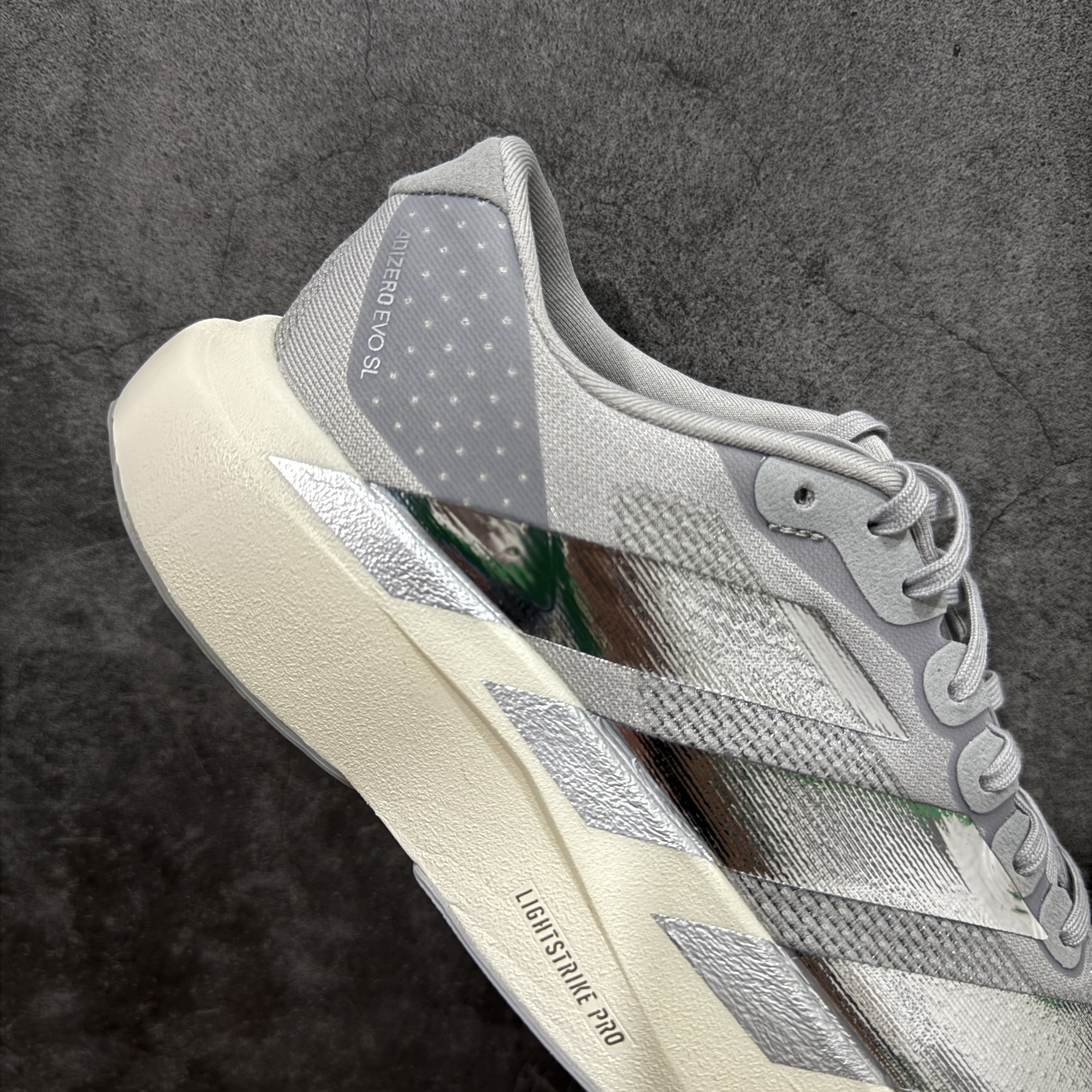 内置碳板 Adidas Adizero Evo SL 低筒 舒适百搭 防滑耐磨 马拉松 训练竞速 跑步鞋 女款 男款 波鞋 灰银 KJ9664