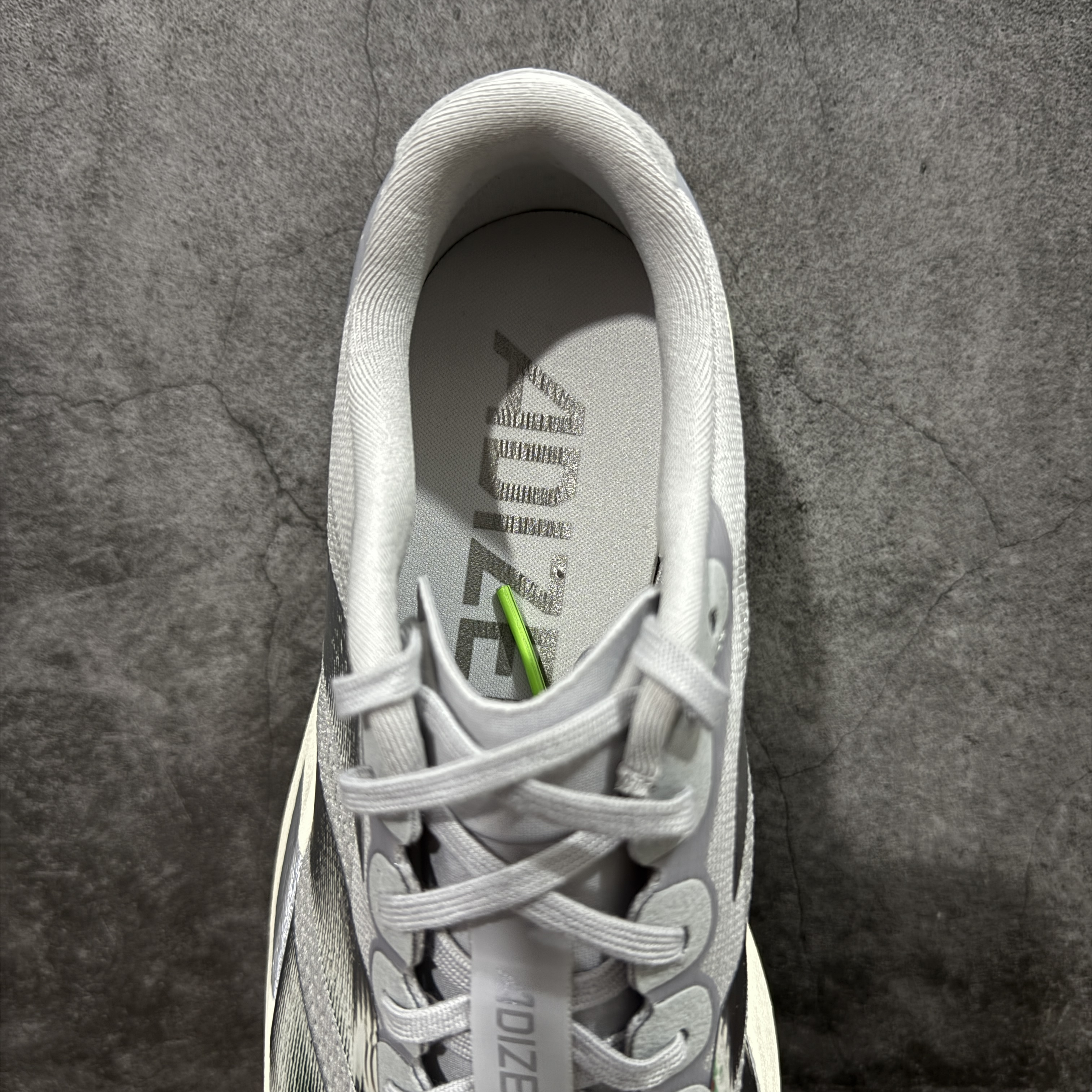 内置碳板 Adidas Adizero Evo SL 低筒 舒适百搭 防滑耐磨 马拉松 训练竞速 跑步鞋 女款 男款 波鞋 灰银 KJ9664