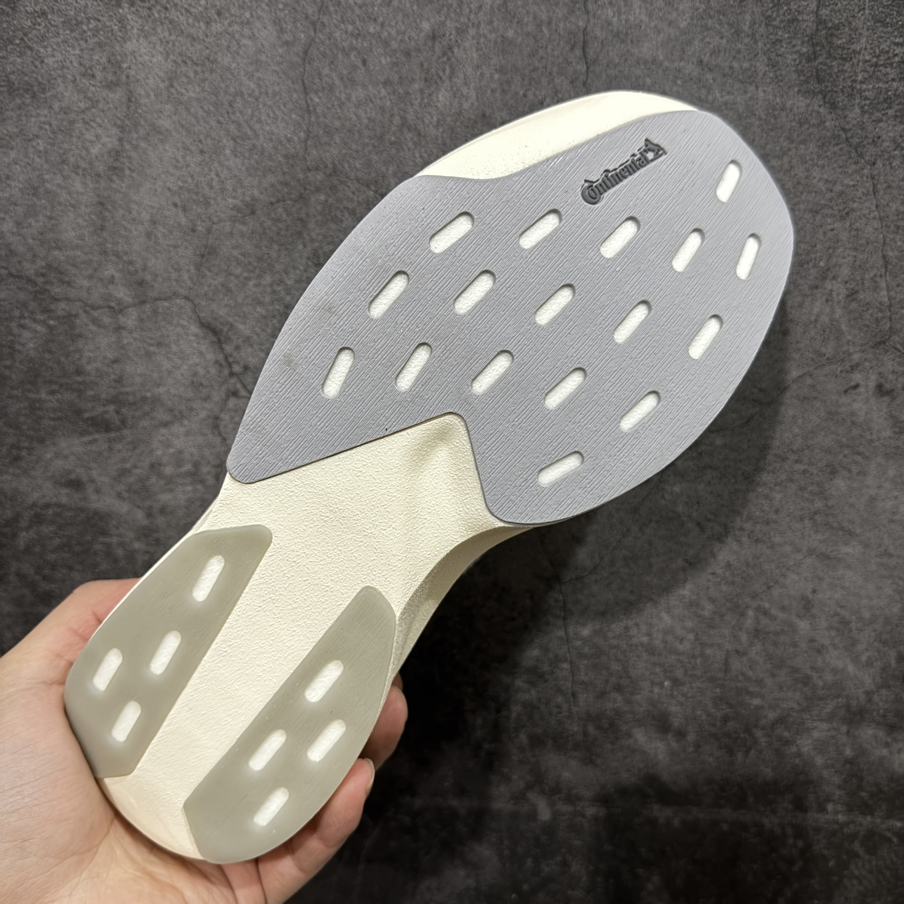 内置碳板 Adidas Adizero Evo SL 低筒 舒适百搭 防滑耐磨 马拉松 训练竞速 跑步鞋 女款 男款 波鞋 灰银 KJ9664