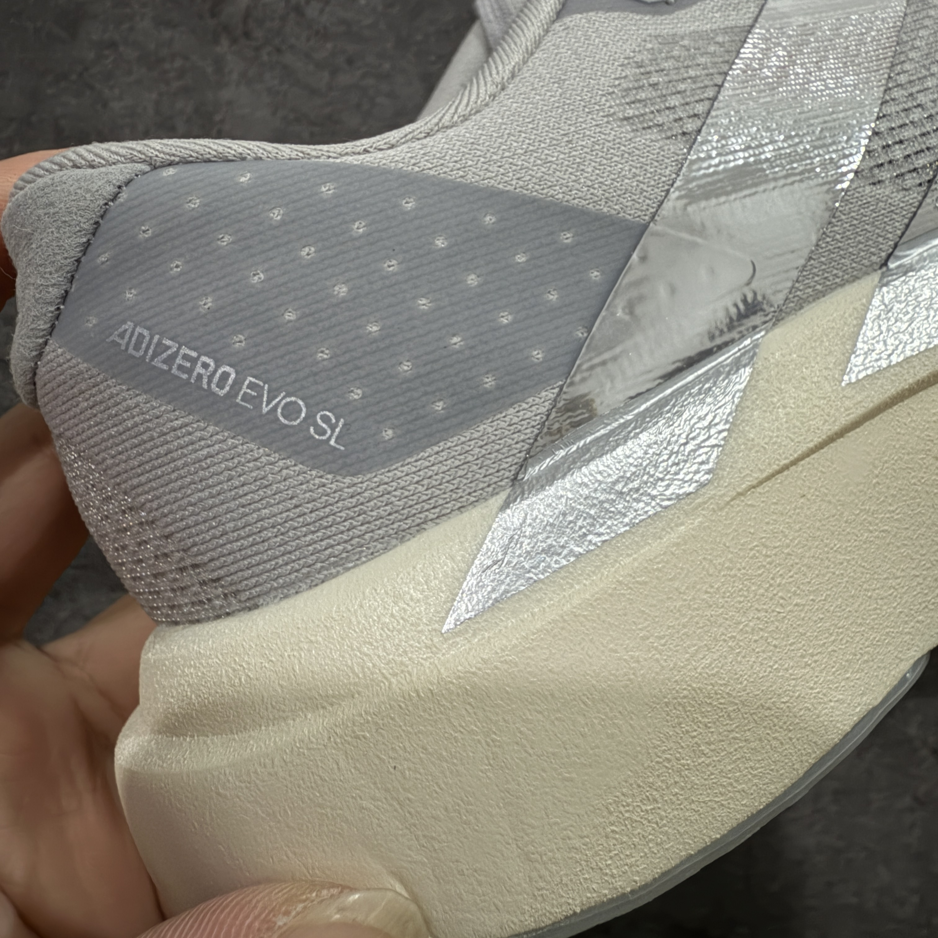 内置碳板 Adidas Adizero Evo SL 低筒 舒适百搭 防滑耐磨 马拉松 训练竞速 跑步鞋 女款 男款 波鞋 灰银 KJ9664