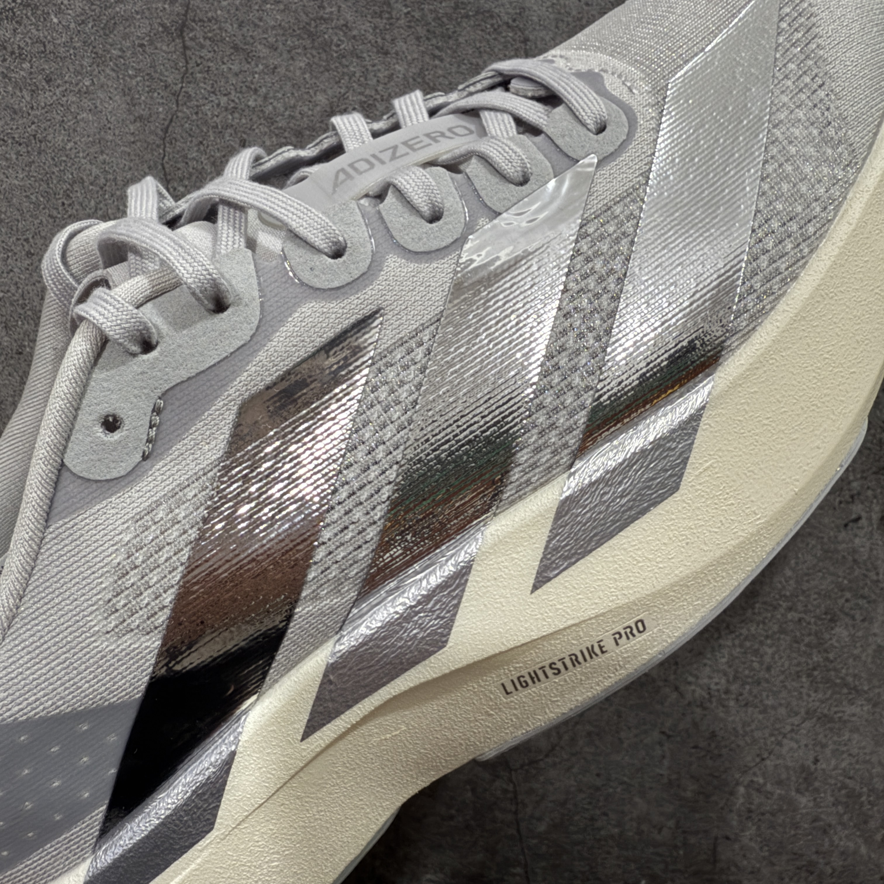 内置碳板 Adidas Adizero Evo SL 低筒 舒适百搭 防滑耐磨 马拉松 训练竞速 跑步鞋 女款 男款 波鞋 灰银 KJ9664