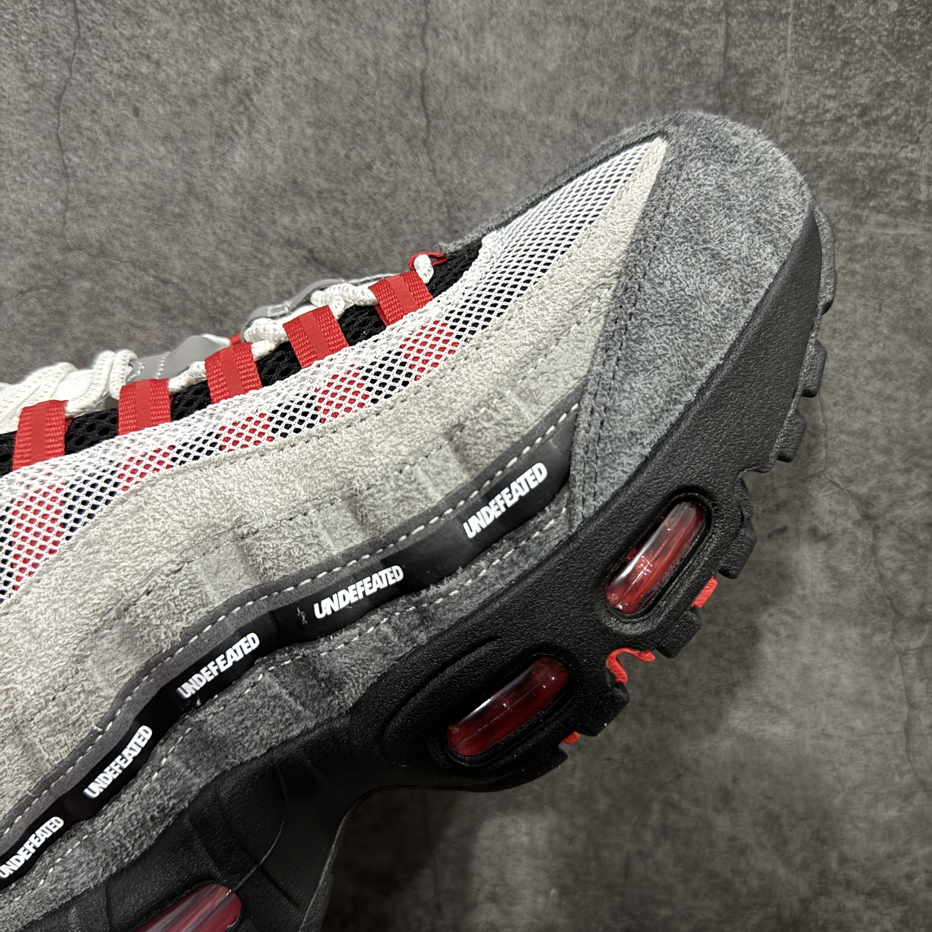 升级最终版UNDEFEATED Nike Air Max 95 低筒 网布防滑 运动鞋 休闲鞋 球鞋 男鞋 波鞋 灰红 IB4523-003