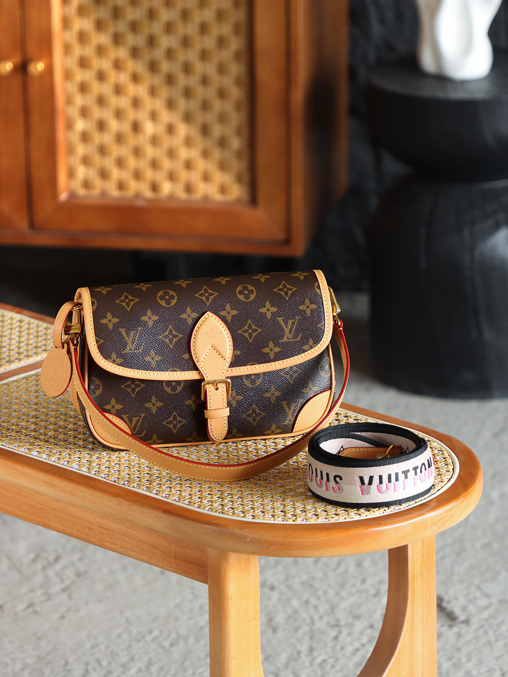 AS LOUIS VUITTON Diane 全钢五金 经典老花 印花 拉链 涂层帆布 法棍 单肩包 棕色A0 M45985