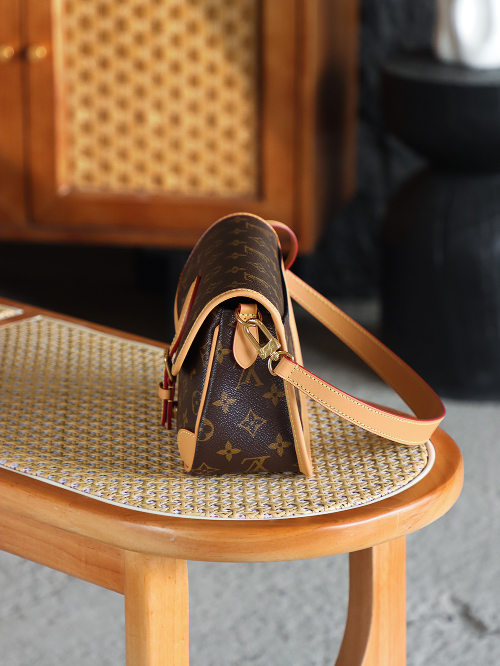 AS LOUIS VUITTON Diane 全钢五金 经典老花 印花 拉链 涂层帆布 法棍 单肩包 棕色A0 M45985