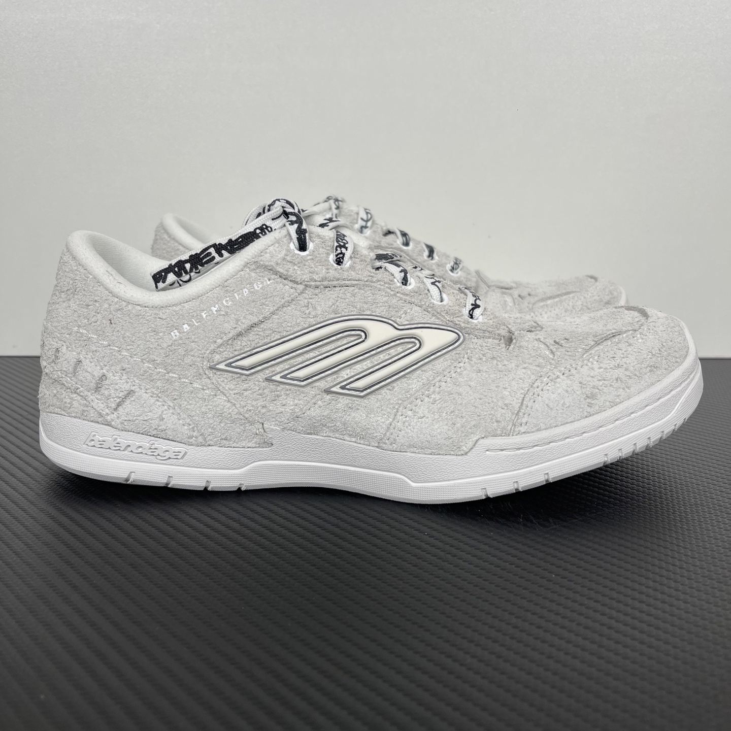 Balenciaga 巴黎世家 18代 Hamptons Worn-0ut 涤纶(聚酯纤维)牛皮革 圆头系带低帮 生活休闲鞋 男女同款 波鞋 灰色 翻毛皮 841765WHPSU9910