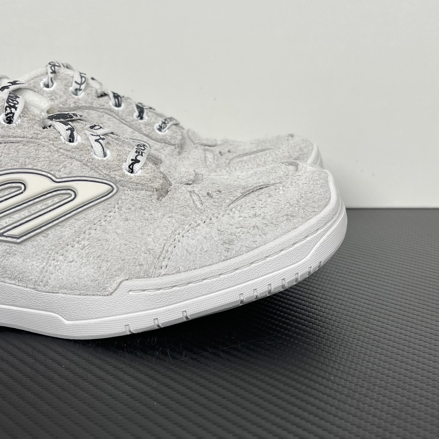 Balenciaga 巴黎世家 18代 Hamptons Worn-0ut 涤纶(聚酯纤维)牛皮革 圆头系带低帮 生活休闲鞋 男女同款 波鞋 灰色 翻毛皮 841765WHPSU9910