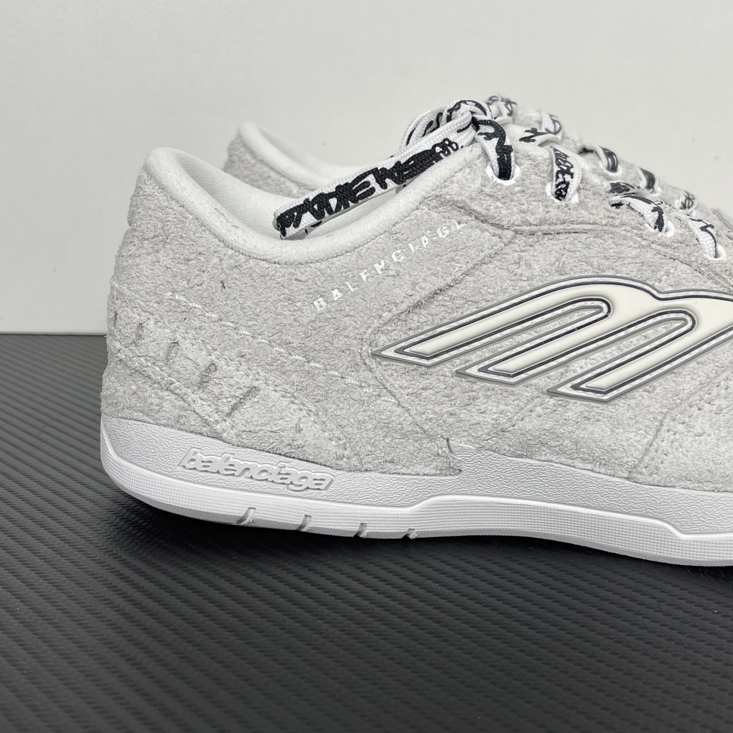 Balenciaga 巴黎世家 18代 Hamptons Worn-0ut 涤纶(聚酯纤维)牛皮革 圆头系带低帮 生活休闲鞋 男女同款 波鞋 灰色 翻毛皮 841765WHPSU9910