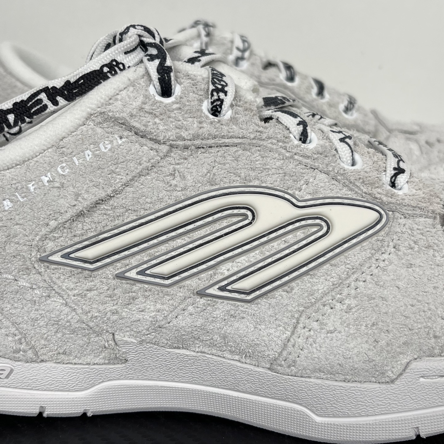 Balenciaga 巴黎世家 18代 Hamptons Worn-0ut 涤纶(聚酯纤维)牛皮革 圆头系带低帮 生活休闲鞋 男女同款 波鞋 灰色 翻毛皮 841765WHPSU9910