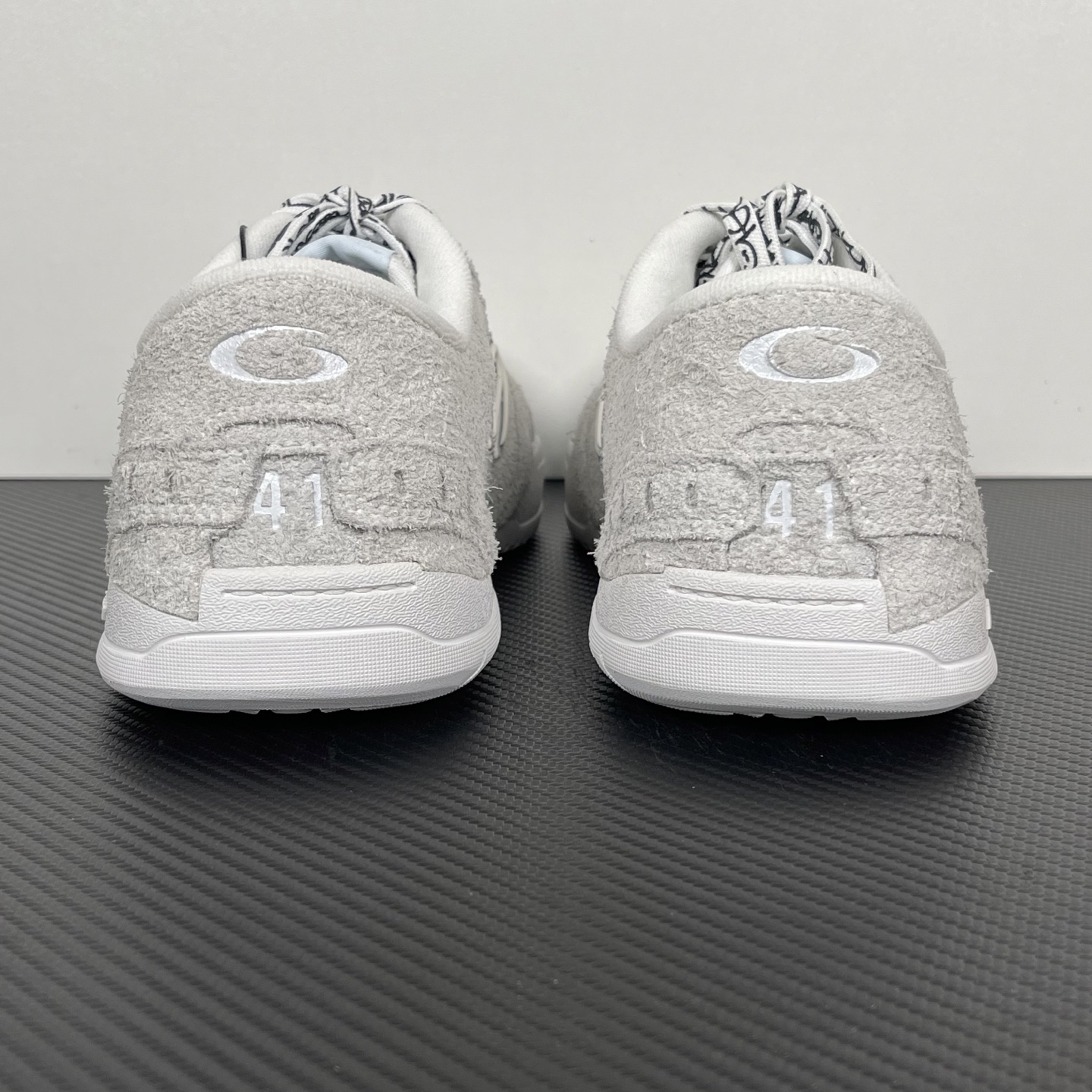 Balenciaga 巴黎世家 18代 Hamptons Worn-0ut 涤纶(聚酯纤维)牛皮革 圆头系带低帮 生活休闲鞋 男女同款 波鞋 灰色 翻毛皮 841765WHPSU9910